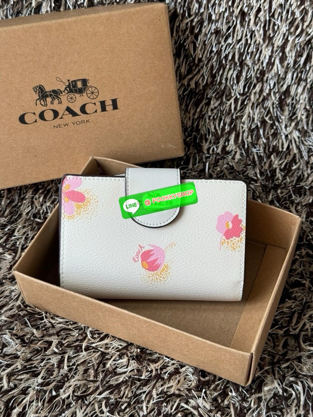COACH MEDIUM CORNER ZIP WALLET IN SIGNATURE CANVAS กระเป๋าสตางค์ขนาดกลางที่ถือว่าเป็นไอเทม Must Have ของทุกเพศทุกวัยที่ต้องพกติดตัวไว้ตลอดเวลา เพราะนอกจากจะช่วยจัดเก็บเงิน บัตรประชาชน บัตรเครดิตและต่าง ๆ ให้เป็นระเบียบเรียบร้อยยังต้องคำนึงถึงประโยชน์ใช้สอ
