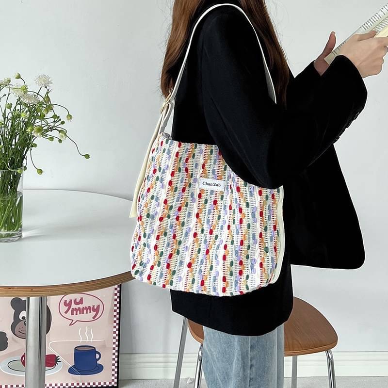 รุ่นใหม่ พร้อมส่ง!!!!! Yumi bag ลายผ้าถักโทนสีน่ารัก เหมาะไปมหาลัยมากใบนี้ ใส่ipadได้ทุกรุ่นเลย