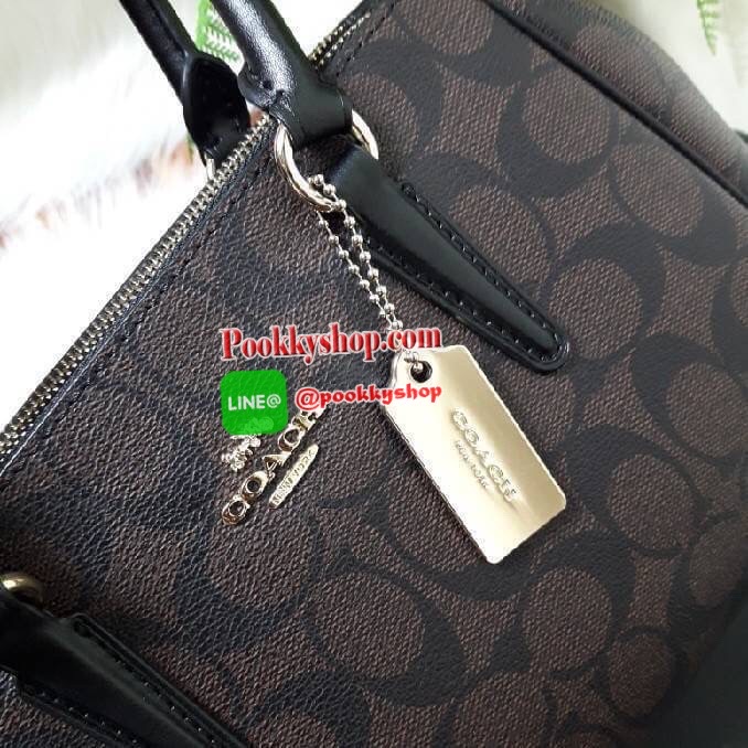 COACH F67027 MINI SURREY CARRYALL IN SIGNATURE CANVAS (COACH F67027) รุ่น 9 นิ้ว Coach ทรง prada รุ่นนี้มี 2 ซิป และช่องใส่ของด้านในเยอะมากๆ เกินคุ้มเลยทีเดียว พลาดไม่ได้แล้วววว ✔หูจับยาว4นิ้ว ✔สายสะพายยาว23นิ้ว