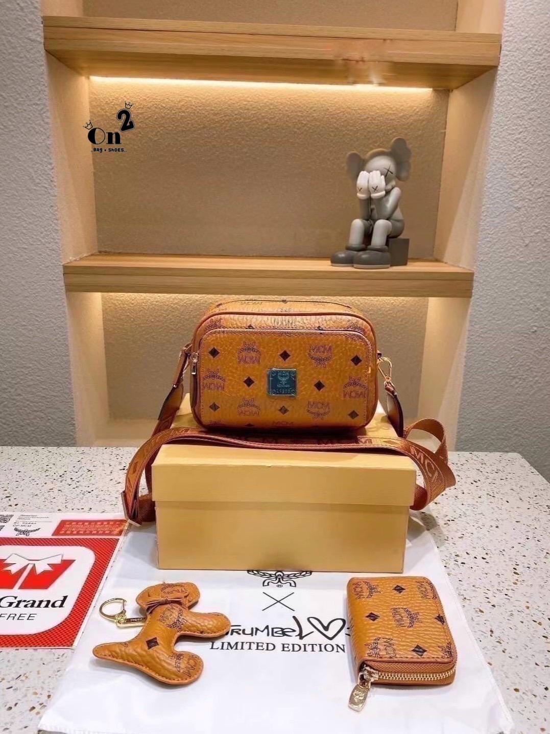 MCM Box Set กระเป๋าสะพาย mcm งานเซตน่ารักมากงานปังมาก คือเป๊ะที่สุดเป๊ะทุกมุม ปั้มทุกจุดสวยคุ้มมากก มาพร้อมพวงกุญแจ +กระเป๋าสตางค์ +สายยาว คุ้มสุดค่าเซตนี้