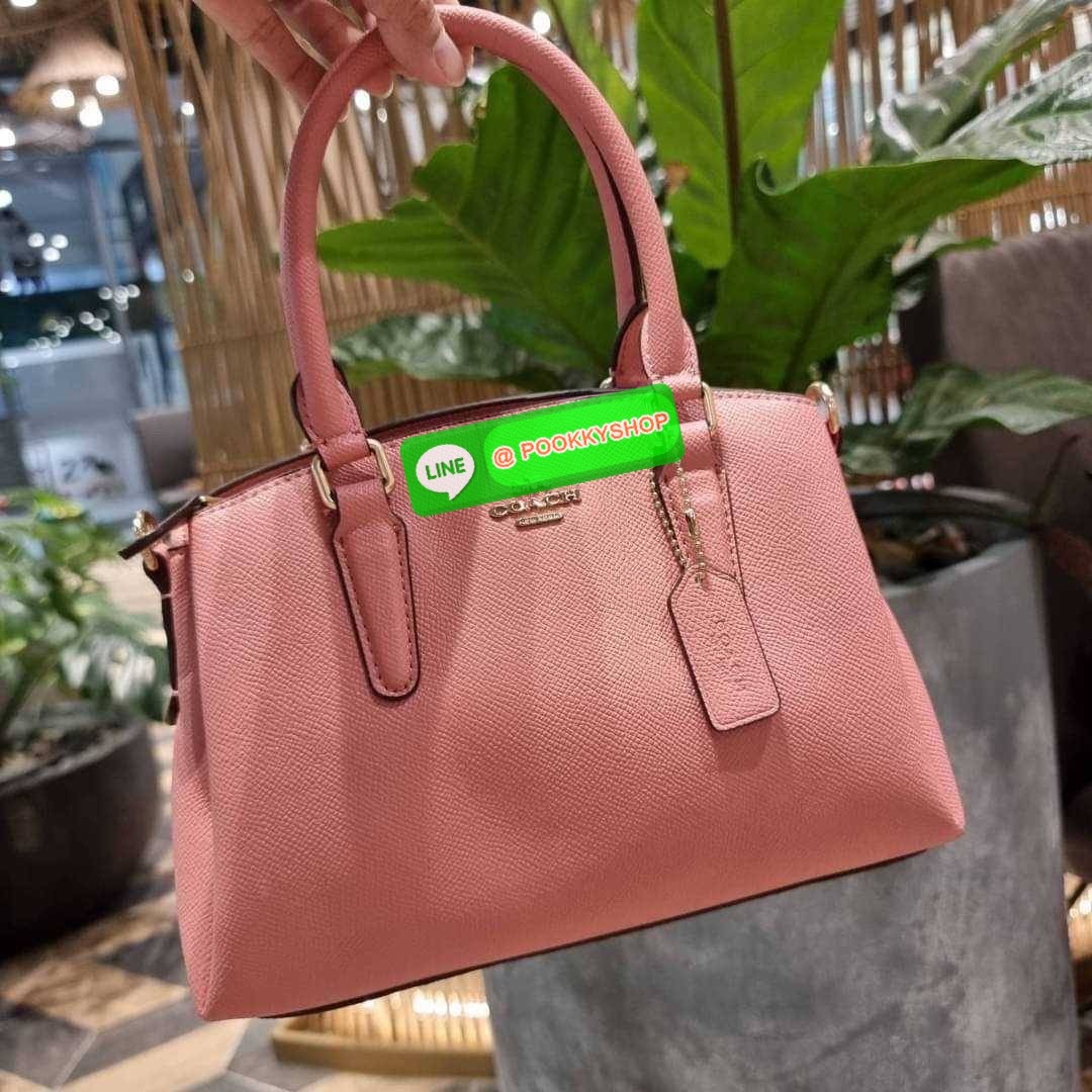COACH F29434 MINI SAGE CARRYALL IN SIGNATURE CANVAS รุ่นยอดฮิต!! ที่สุดของกระเป๋าสะพายขายดี ต้องทรงถังมินิรุ่นนี้ วัสดุหนังแคนวาสเคลือบลาย สวย คลาสสิค มาพร้อมสายสะพายข้างและหูหิ้วในตัว ถอดออกถือคล้องแขนเก๋ๆ หรูๆยังได้ ภายในเป็นช่องโล่ง แบ่งสัดส่วนอย่างดี