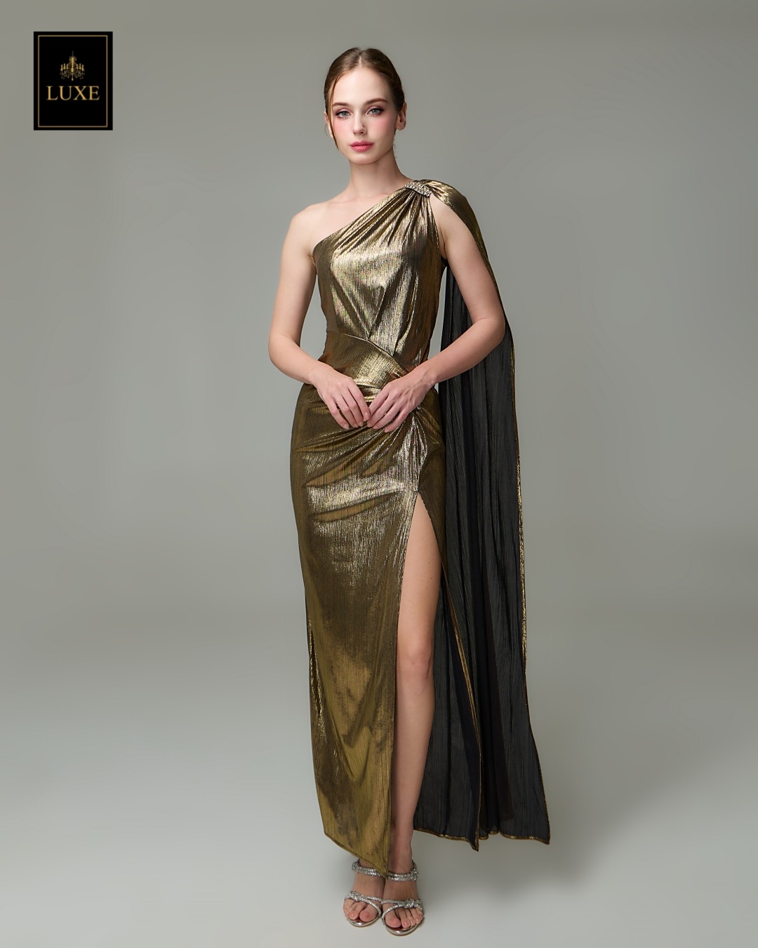 เดรสแฟชั่น แม็กซี่เดรสเสื้อไหล่เดียวทรงเข้ารูป มีผ้าเครปด้านหลัง กระโปรงทรงสอบผ่าหน้าขา