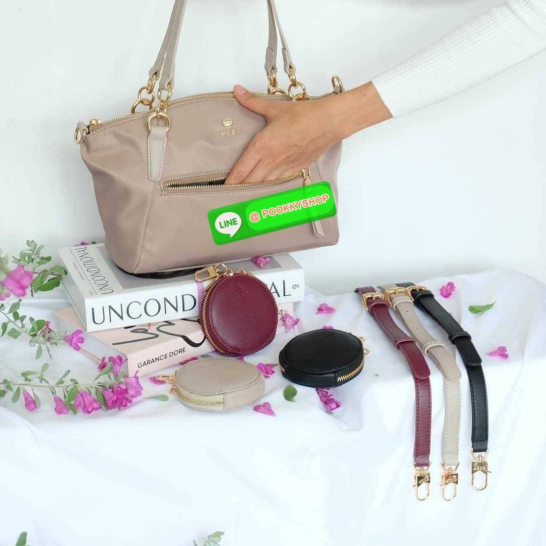 รุ่น KANNY with zipper รุ่นนี้พัฒนาต่อยอดมาจากรุ่น KANNY คอลเลคชั่นเดิมที่เป็นหนึ่งรุ่นที่ขายดีของทางแบรนด์เพราะเป็นกระเป๋าที่ฟังชั่นตอบโจทย์การใช้งานมากที่สุด 📍ตัวกระเป๋าน้ำหนักเบามาก 📍ทำจากไนล่อนนาโนกันน้ำ 📍ทำช่องแบ่งเก็บด้านใน ใ