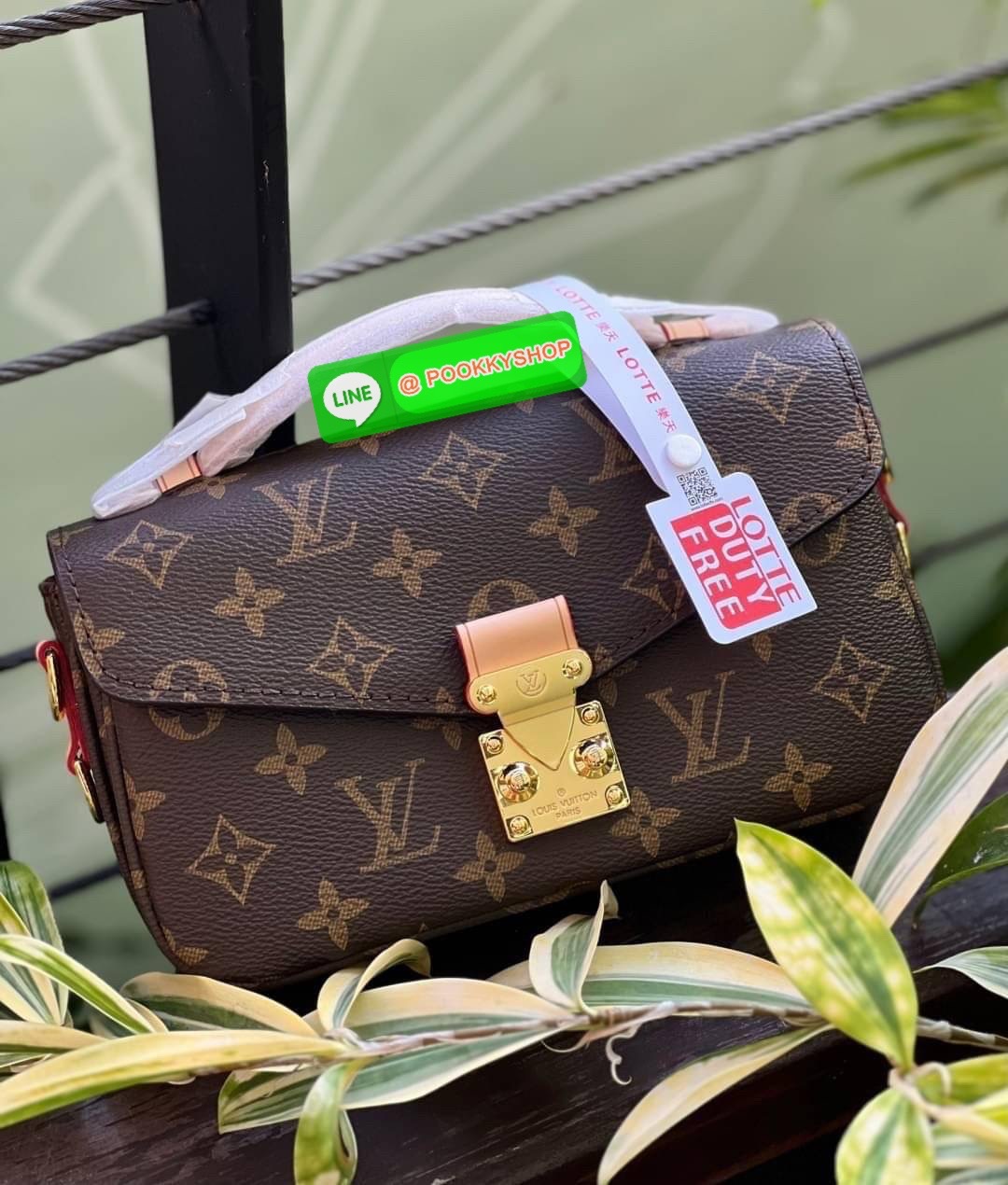 Back in stock มาค่ะใครรออยู่! ❣️ละมุนตาละมุนใจกับน้องเลยค่ะ หนึ่งในรุ่นที่สาวๆต้องมี ห้ามพลาด #ทำใจว้าวุ่นมาก😘 Louis Vuitton Pochette Métis East West 💌พร้อมส่งที่ไทย Luxury ไปกับ LV premium gift duty free ตปท. หนังแท้นิ่มอย่างดี สวย