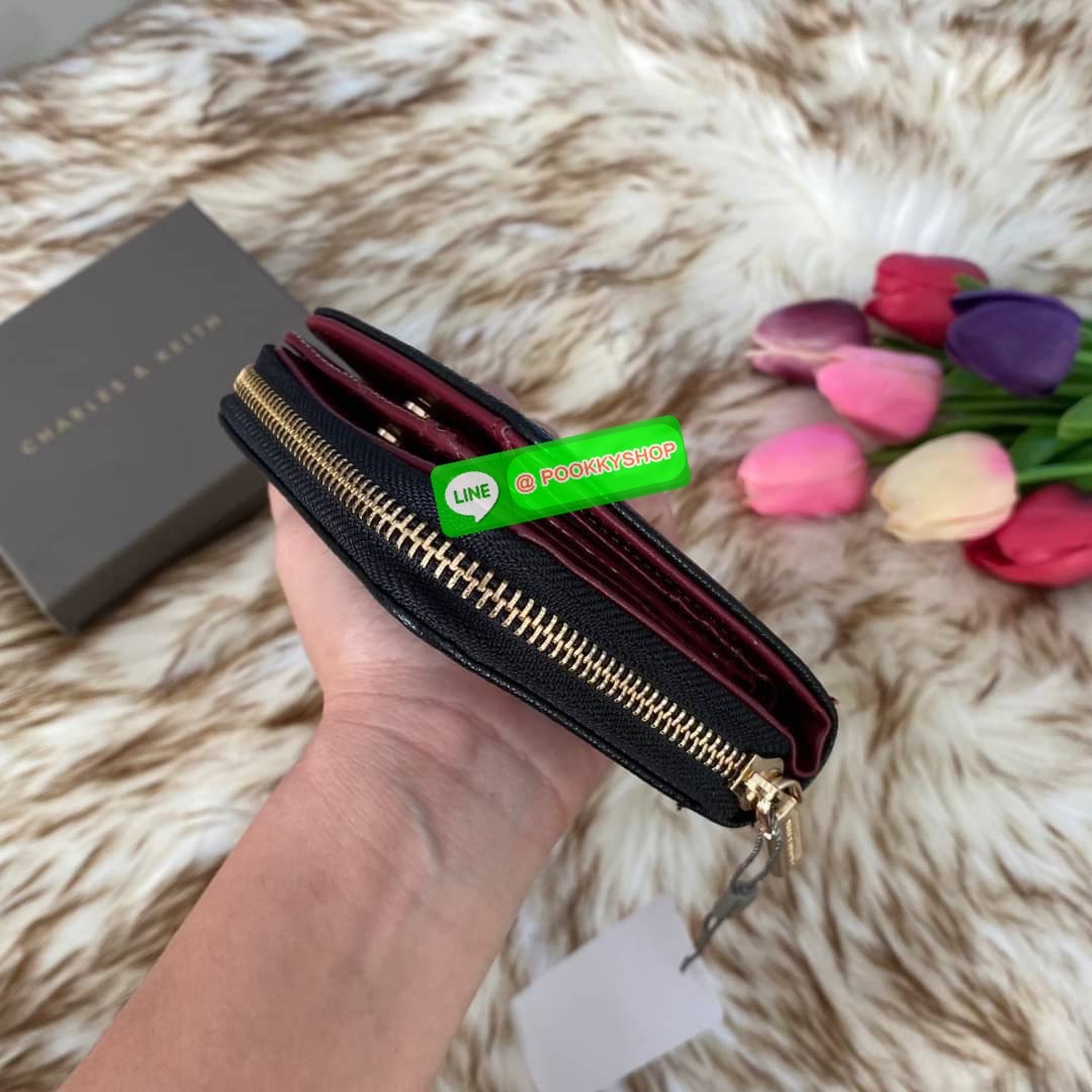 CHARLES & KEITH COMPACT WALLET กระเป๋าตังใบสั้นฟังก์ชันครบ!! ด้านหน้ามีโลโก้แบรนด์ มีช่องซิปใส่เหรียญ เปิดปิดแบบกระดุม ด้านในมีช่องใส่การ์ด 16 ช่อง มีช่องใส่ธนบัตรตามยาว ไม่ต้องพับแบงค์ค่า คุ้มมากๆเลยใบนี้