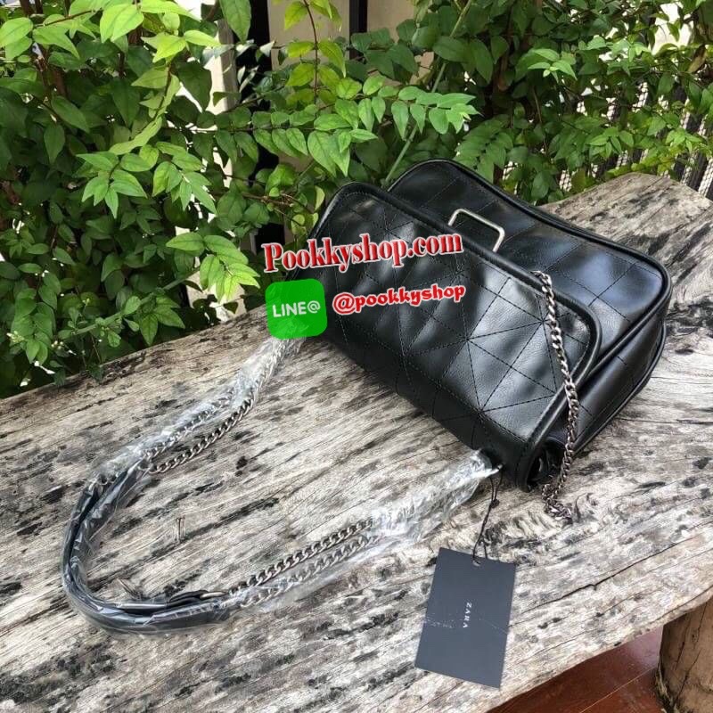 ZARA SOLF ROCK SHOULDER BAG Outlet กระเป๋าสะพายข้างทรงเก๋ เดินด้ายทั้งใบ แต่งโซ่คล้องมาที่ด้านหน้า เปิดปิดแบบกระดุมแม่เหล็ก ก้านในมี 3 ช่องใหญ่ เป็นช่องซิปกลางรุ่นนี้จุของได้เยอะเลยครับ ใส่ iPad mini ได้สบายๆ สายสะพายจะทำเป็นสายคู่สะพายไหล่ หรือ ทำเป็นสาย