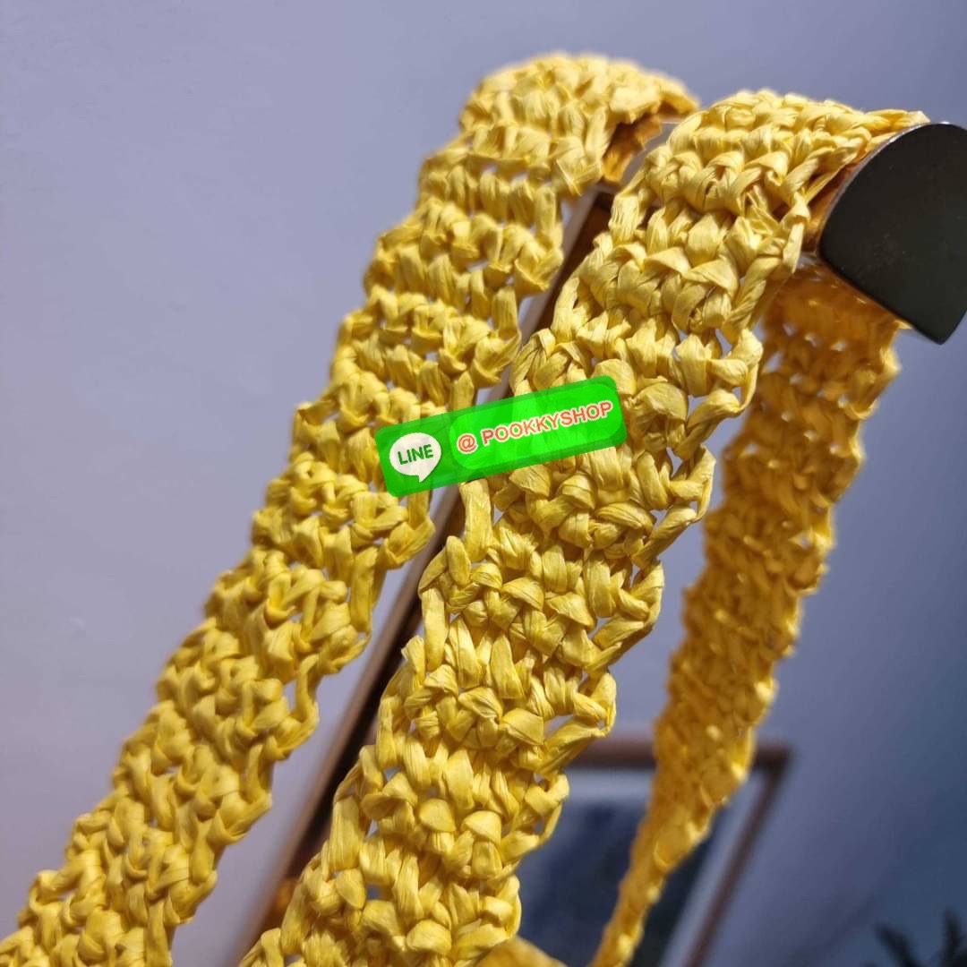 PRADA RAFFIA TOTE BAG สวยไม่ซ้ำใคร สไตล์บีช เหมาะมากกับการสะพายไปเที่ยวทะเล หรือจะใช้ในวันสบายๆก็ตอบโจทย์ กับกระเป๋าสะพายสานใบใหญ่ ตัวกระเป๋าเป็นวัสดุสังเคราห์จากธรรมชาติ สานทอเต็มใบออกมาเป็นลวดลายสวยงาม มีกระเป๋าซับในให้ สำหรับใส่ของเป็นสัดส่วน และรูดปาก