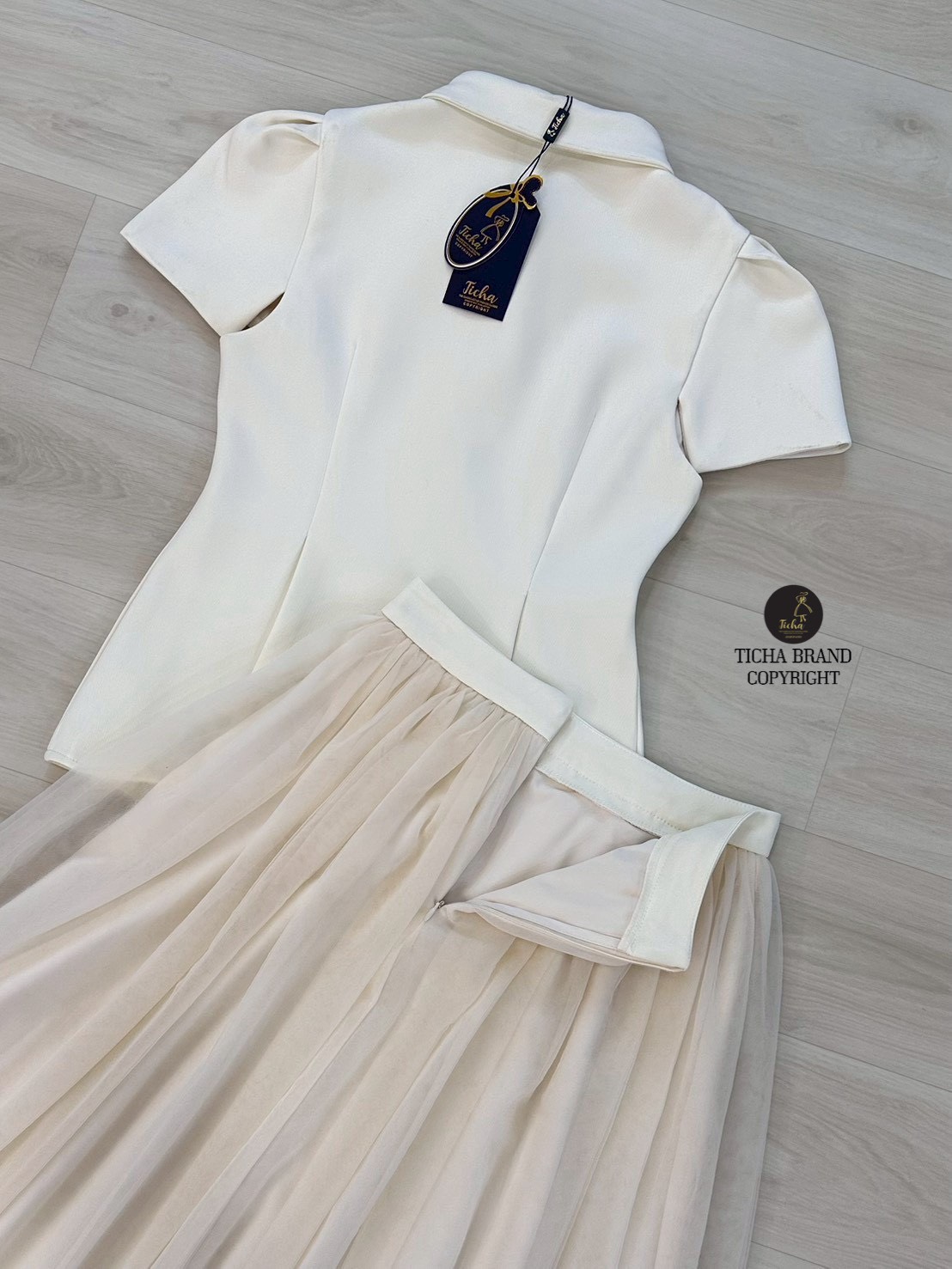 ชุดเซทแฟชั่น Set.3 ชิ้นเสื้อ+ กระโปรง+เข็มกลัด เสื้อแขนสั้นคอปกสีครีม ดีเทลแต่งกระดุมเพชรด้านหน้า