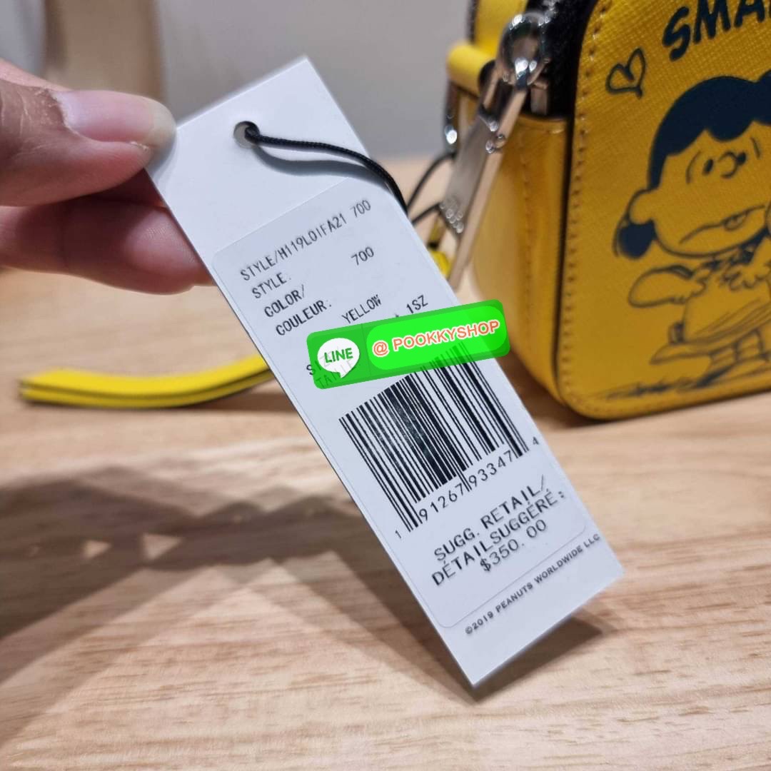 PEANUTS × MARC JACOBS THE SNAPSHOT CROSSBODY BAG คอลเลคชั่นแสนคิวท์ ที่ยกขบวนเหล่าซุปตาร์การ์ตูนมาให้แบบจัดเต็ม กับไอเท็มยอดฮิตที่โดดเด่นเป็นเอกลักษณ์ กระเป๋าสะพายข้างสุดปัง ดีไซน์ลายพรินท์แก๊งค์การ์ตูนสุดฮอต เรียกได้ว่าไม่ซ้ำใคร!! วัสดุหนังวัว สวยอยู่ทรง