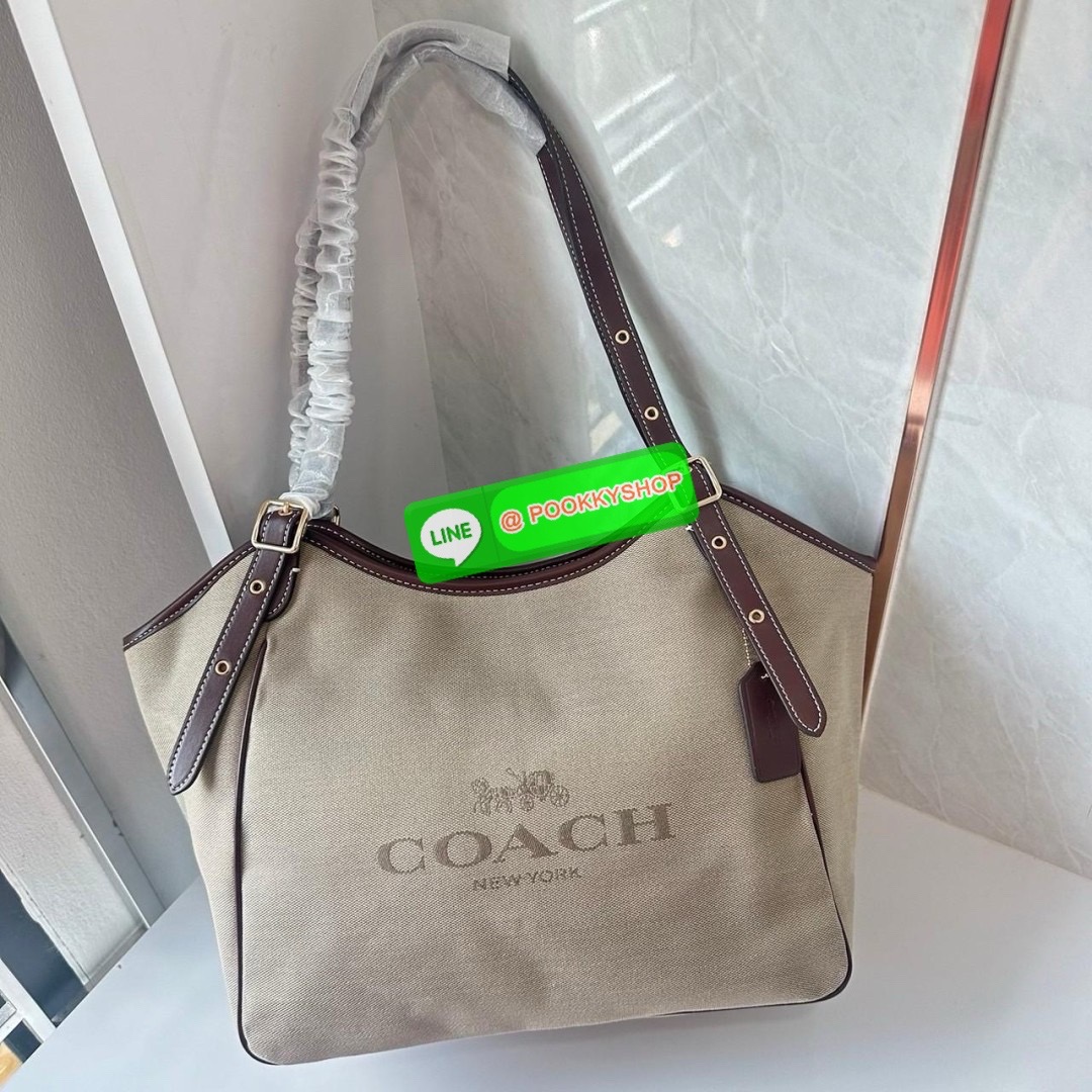 COACH CR167 MEADOW SHOULDER BAG 🔖กระเป๋าถือคอลเลคชั่นใหม่ ใบใหญ่ตอบโจทย์คนสัมภาระเยอะ 🔖วัสดุ: ผ้าแคนวาสตัดขอบหนังแท้ 🔖เปิด-ปิดด้วยซิป 🔖ภายในโล่งใส่ของได้เยอะมาก มีช่องซิป1ช่อง ช่องใส่ของจุกจิก1ช่อง 🔖ด้านหลังมีช่องซิ