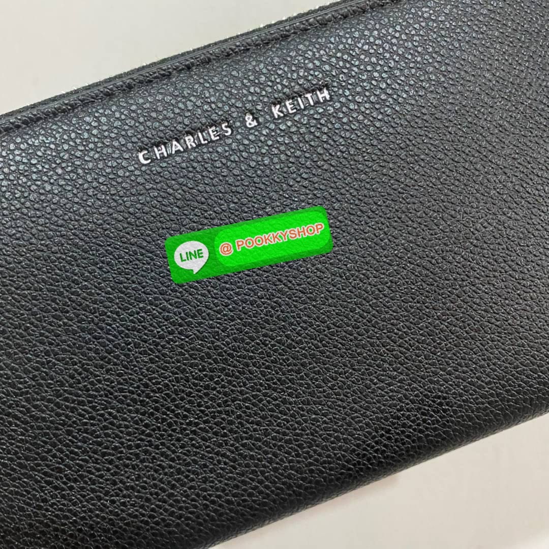 CHARLES & KEITH LONG ZIP AROUND WALLET กระเป๋าเงินใบยาวซิปรอบถูกหลังฮวงจุ้ย คอลเลคชั่นสีสุภาพหนังปั๊มลายคาเวียร์ทั้งใบ น้ำหนักเบา ด้านในกระเป๋าแบ่งเป็น 3 ช่องใหญ่ มีช่องซิปใส่เหรียญตรงกลาง จุการ์ด 12 ช่อง สามารถใส่ธนบัตรได้ตามยาวอีก 2 ช่อง มาพร้อมกล่องและ