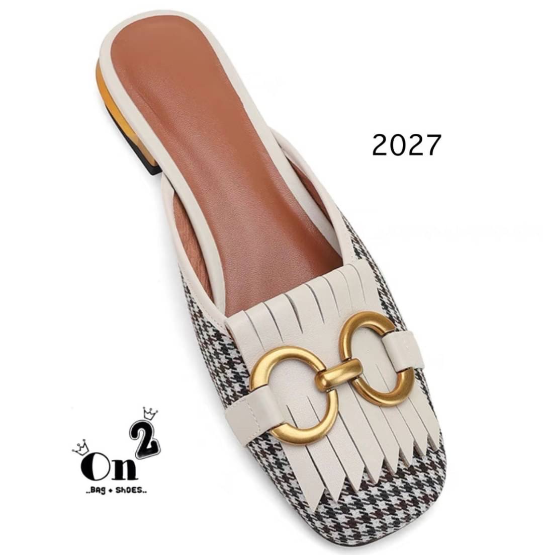 แบบใหม่ พร้อมส่งรองเท้าหัวคัชชูเปิดหลังรัดข้อเท้า หน้าแต่งอะไหล่ทองเหลือง สไตล์แบรนด์ส้นเป็นอะไหล่ทองสวยหรู คู่นี้ใส่แมทกับชุดได้ง่ายทั้งกางเกงและกระโปรงได้หมดทรงสวย