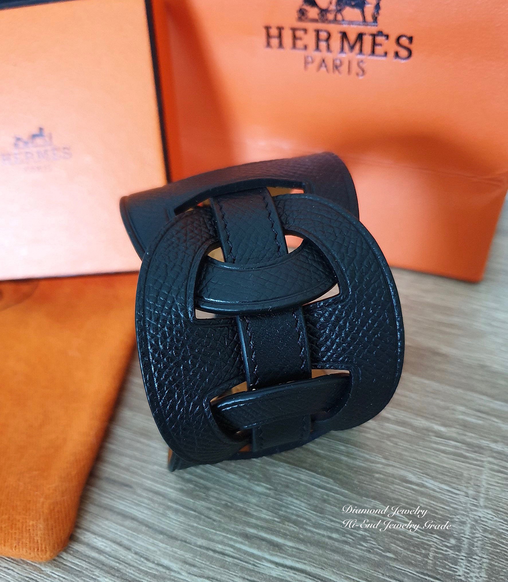 Hi-End Quality !!!! Hermes Bracelet กำไลแอเมส งานซุปเปอร์ไฮเอนคะ ลายหนังวัวแท้ 100%อะไหล่ แสตนเลส งานเกรดแพงที่สุดในตลาด น้ำหนักใกล้เคียงของจริงที่สุด งานอย่างดี อะไหล่เงาวับ วิ้งมาก หอมกลิ่นหนังแท้ทุกตัว สั่งผลิตจากต้นแบบแท้ ดาราเซเลปใส่กันแทบทุกคน ใส่ได