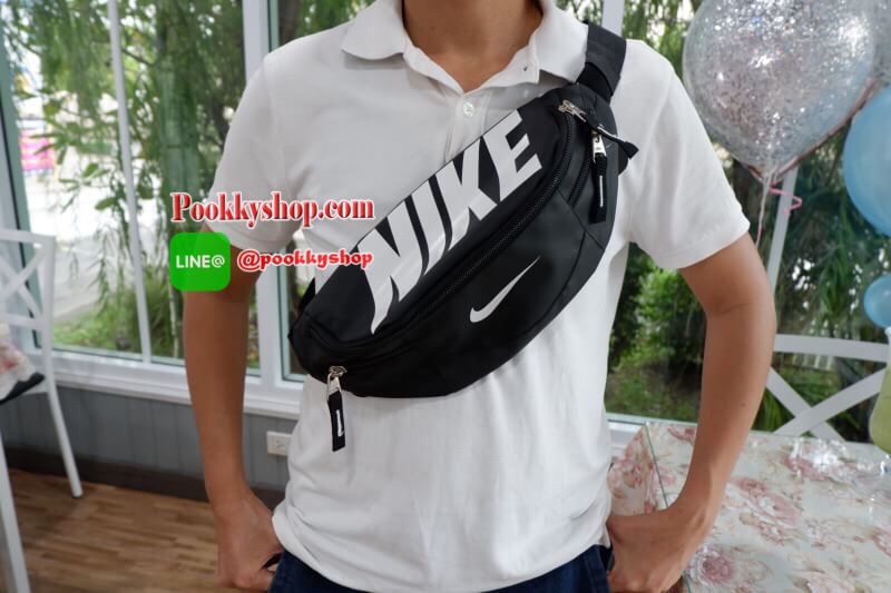 Brand : Nike กระเป๋าคาดเอว สะพายข้างใบใหญ่ เก็บของได้เยอะ ภายนอกมี2 ซิป ภายใน มีซิปเล็กไว้เก็บของ สายสะพายปรับได้ ใส่ได้ทั้งผู้หญิง และ ผู้ชาย
