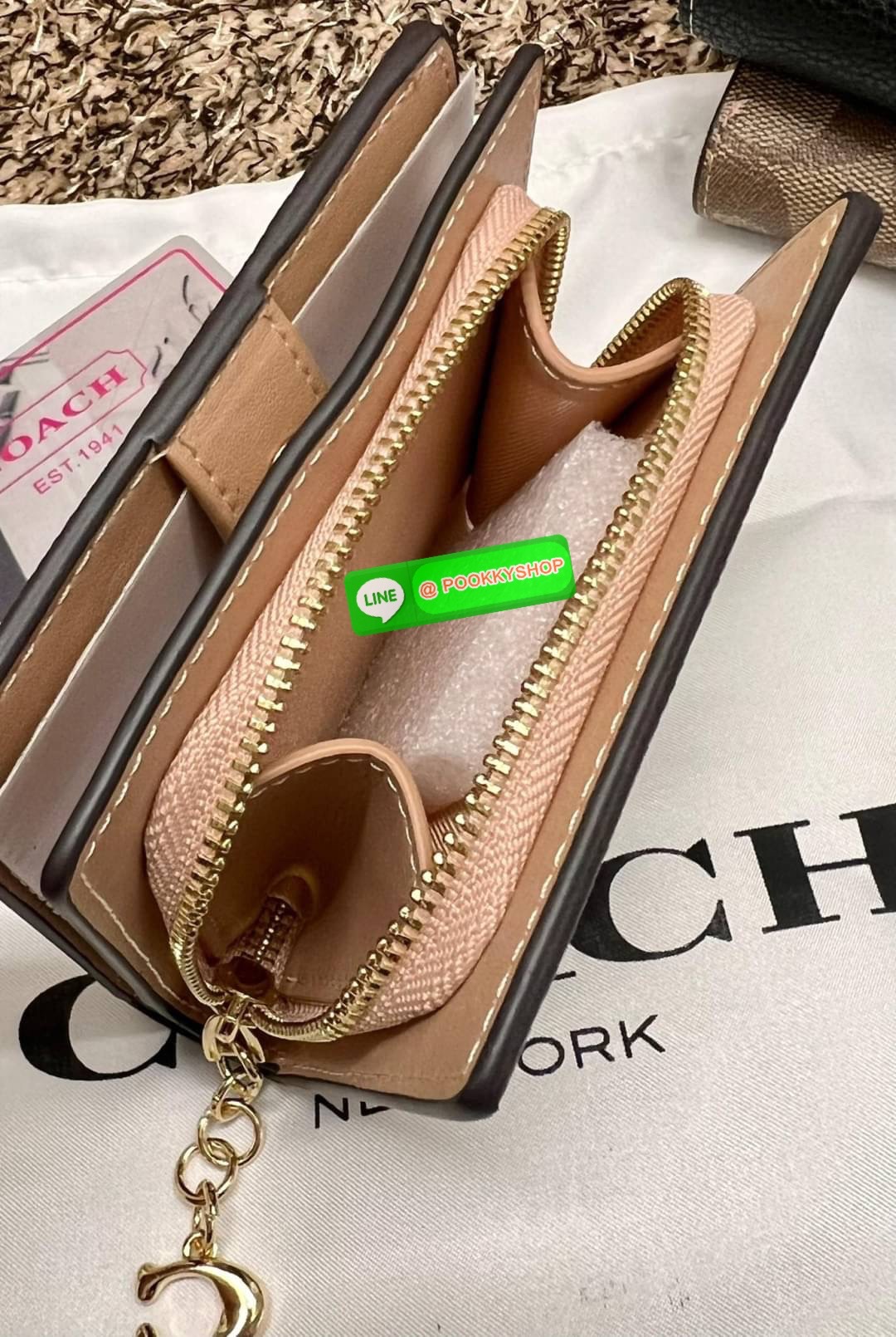 COACH SNAP WALLET ((cc472//cc920//cc922)) 🌍พร้อมส่ง ใหม่ล่าสุด สุดคิ้วว ห้ามพลาดก่อนหมดค่ะ! ✔️กระเป๋าเงินใบสั้น หนังแท้ สกรีนล์ลายน้องหมา//น้องแมว สุดน่ารักมากค่ะ ✔️เปิดปิดกระเป๋าแบบกระดุม ภายในมีช่องเสียบบัตร6ช่อง//ช่องใส่ธนบัตรตามย