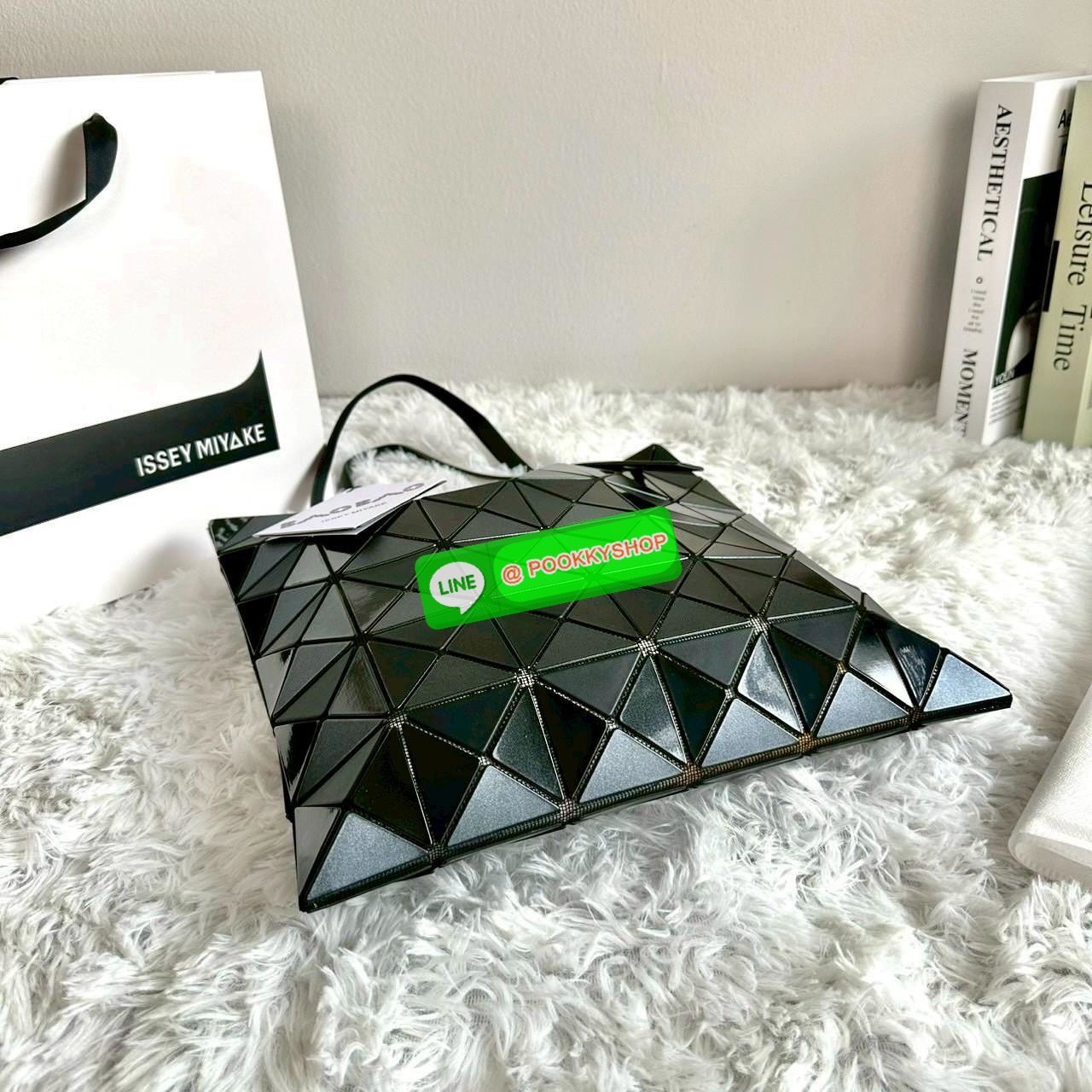 BAOBAO ISSEY MIYAKE QUATRO กระเป๋าไอคอนิกที่ไม่เคยตกเทรนด์! เรียบหรู แต่มีดีไซน์สะดุดตา โครงสร้างสามเหลี่ยมเอกลักษณ์เฉพาะของแบรนด์ ด้านในบุผ้า มีช่องซิปสำหรับเก็บของ น้ำหนักเบา สะพายสบาย ใส่ของได้เยอะมาก