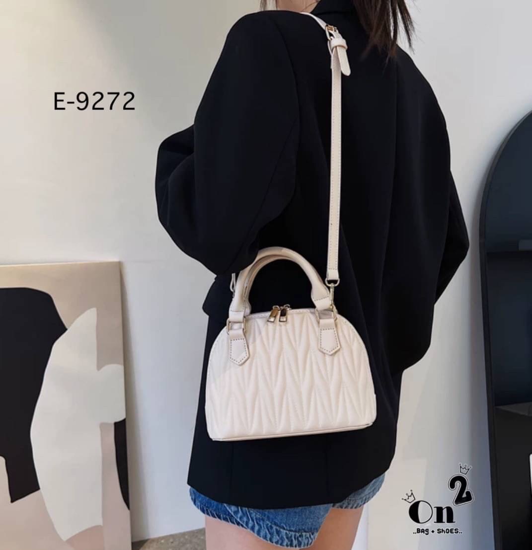 Hot item 🔥🔥 กระเป๋ามาใหม่สไตล์เกาหลี ทรงโดมงานซิปคู่ ตัวกระเป๋าปักลายแน่นๆ มาพร้อมสายสะพายยาวถอดออกถือได้ค่ะ พร้อมส่ง 4 สีค่ะ