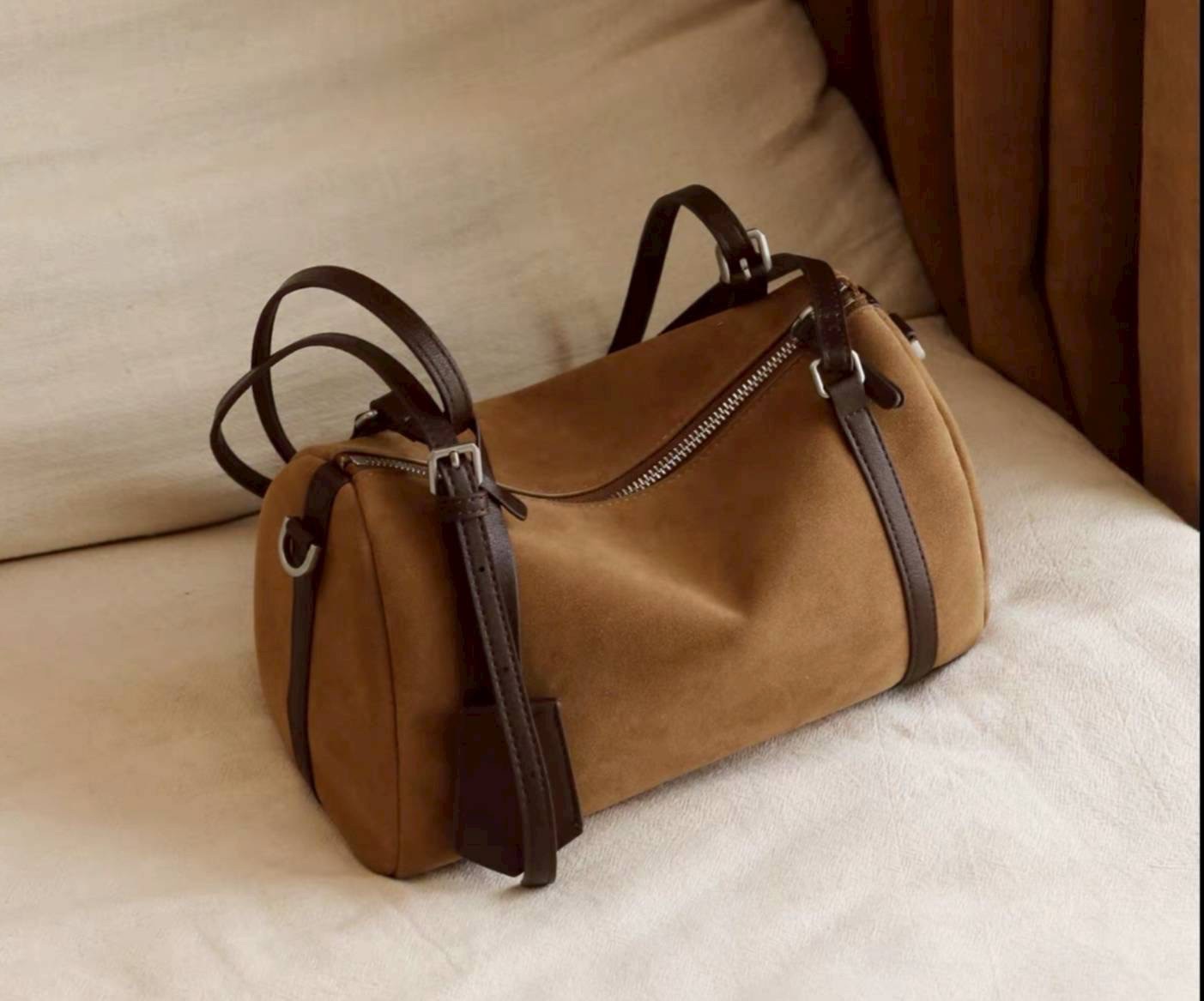 กระเป๋าทรง hobo suede bag ดีไซน์เรียบแต่ดูแพงสุดๆ งานหนังกลับนุ่มมือ ผสมกับสายหนังเรียบเนียนคุณภาพดี ให้ฟีลหรูมีคลาสแบบมินิมอลยุโรป ใบนี้ใช้งานได้จริงทุกวัน ดูดีทั้งถือและสะพาย ทรงนิ่มแต่ไม่ย้วย มีโครงเล็กน้อยช่วยให้ตั้งสวย ช่องซิปหลักเปิดกว้าง หยิบของง่า