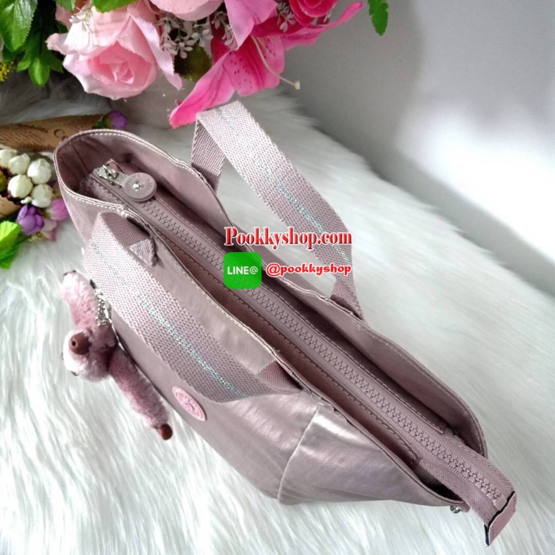 KILING NORI Handbag & Shoulder bag กระเป๋าถือหรือสะพายขนาดกลาง ทำจากวัสดุ ผ้า Nylonเคลือบ+Polyester น้ำหนักเบา จุดเด่นที่ช่องหลักมีขนาดใหญ่ พร้อมช่องซิปแยกย่อย สามารถใส่สัมภาระได้เยอะ มาพร้อมสายสะพายยาว สามารถปรับระดับได้ตามความต้องการ มีพวงกุญแจลิงห้อยตา