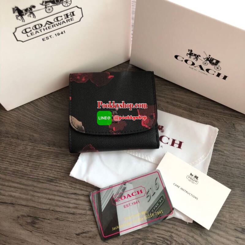 COACH Small Wallet in Floral Print Coated Canvas กระเป๋าสตางค์ใบสั้น สามารถใช่งานได้ทั้งด้านหน้าและด้านหลัง ด้านหน้าเปิด - ปิดด้วยกระดุม ภายในมีช่องใส่บัตรและธนบัตร ด้านหลังเปิด - ปิดด้วยกระดุม มีช่องสำหรับใส่เหรียญ