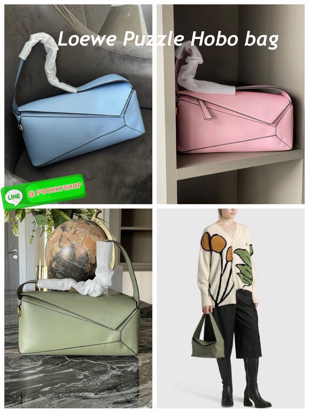 💕Loewe Puzzle Hobo bag กระเป๋ารุ่น Puzzle มีความพิเศษในหลายด้าน ไม่ว่าจะเป็นรูปทรงที่แปลกใหม่ มินิมอลด้วยโลโก้อนาแกรมแบบประทับ ดูหรู เป็นกระเป๋า Unisex ที่ไม่ว่าคุณจะเป็นผู้หญิงหรือผู้ชายก็ใช้งานได้ ลายกระเป๋าได้มาจากการนำหนังมาเย็บต่อกันทั้งหมด ถ