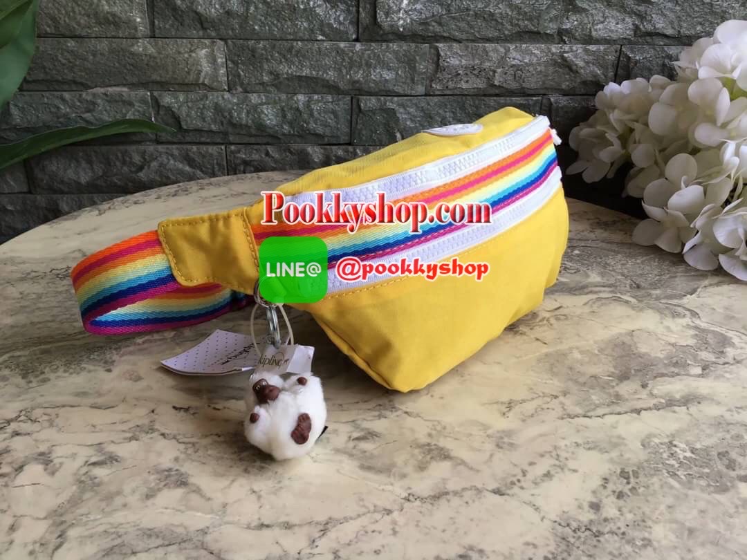 กระเป๋าคาดอกหรือคาดเอว KIPLING YASEMINA Fanny Pack วัสดุด้านนอก Nylon +polyester วัสดุกันน้ำ ด้านหน้ามี 2 ช่องใช้งาน แยกเป็นสัดส่วน ใส่มือถือได้ กระเป๋าเงินใบยาว พร้อมสายคล้องพวงกุญแจ และ พวงกุญแจลิงสัญลักษณ์แบรนด์ สายสะพายเลื่อนปรับความยาวได้ สีสันสดใส น