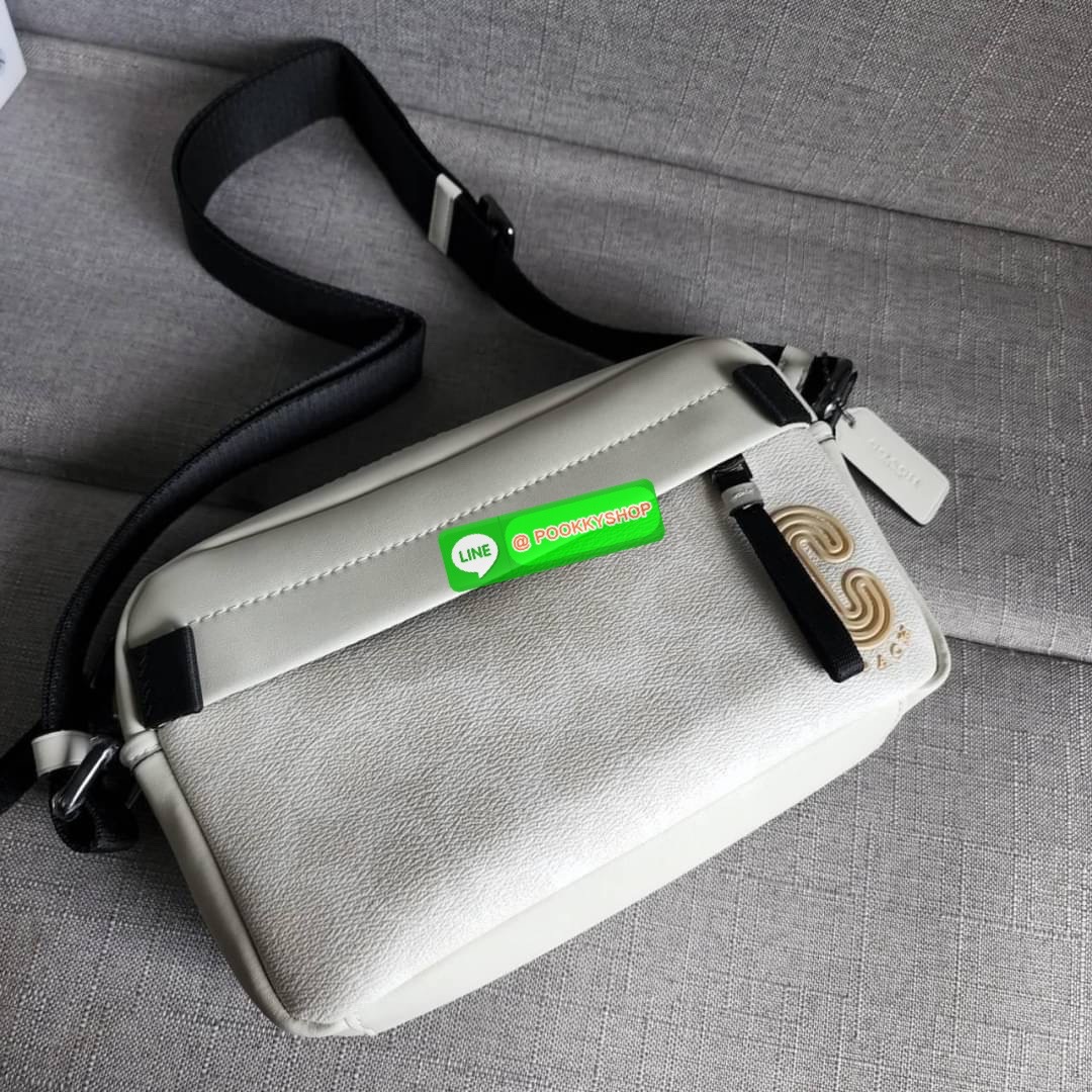 COACH EDGE CROSSBODY IN SIGNATURE CANVAS (2338) กระเป๋าสะพายข้าง วัสดุแคนวาสตัดขอบหนังแท้ หนังนิ่มมืออย่างดีค่ะ ด้านหน้ามีช่องซิปซ่อนให้หนึ่งช่อง เปิดปิดช่องหลักแบบซิปคู่ภายในกว้าง ใส่ของได้จุเลยนะคะ มีช่องซิปและช่องเล็กให้อีก2ช่อง ด้านหลังกระเป๋าจะเป๋าช่