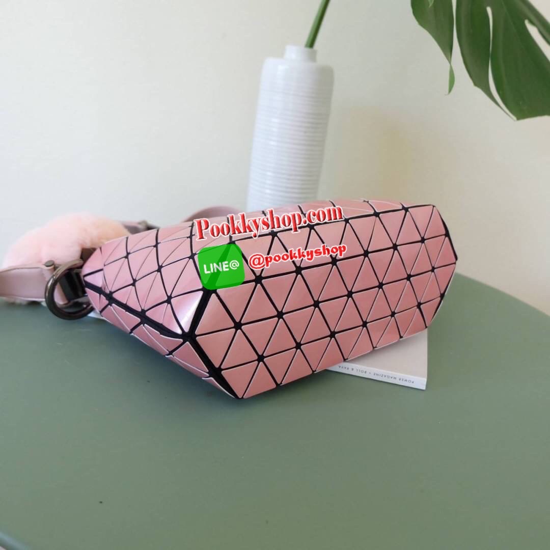 ใหม่ล่าสุด กระเป๋า จากแบรนด์ David Jones กระเป๋าถือ/สะพายข้างดีไซน์เกร๋มาก สีสวยหรูมาก ขนาดกำลังดีเลย น้ำหนักเบามากคะ ภายในมีช่องเก็บของจุกจิกได้ พิเศษ !! แถมน้องกระต่ายขนฟู เข้าset กับกระเป๋าเลยค่า น่ารักมากๆ มีถุงผ้าแบรนด์ให้คะ ใบจริงสวยมากคะ ดีต่อใจ มี