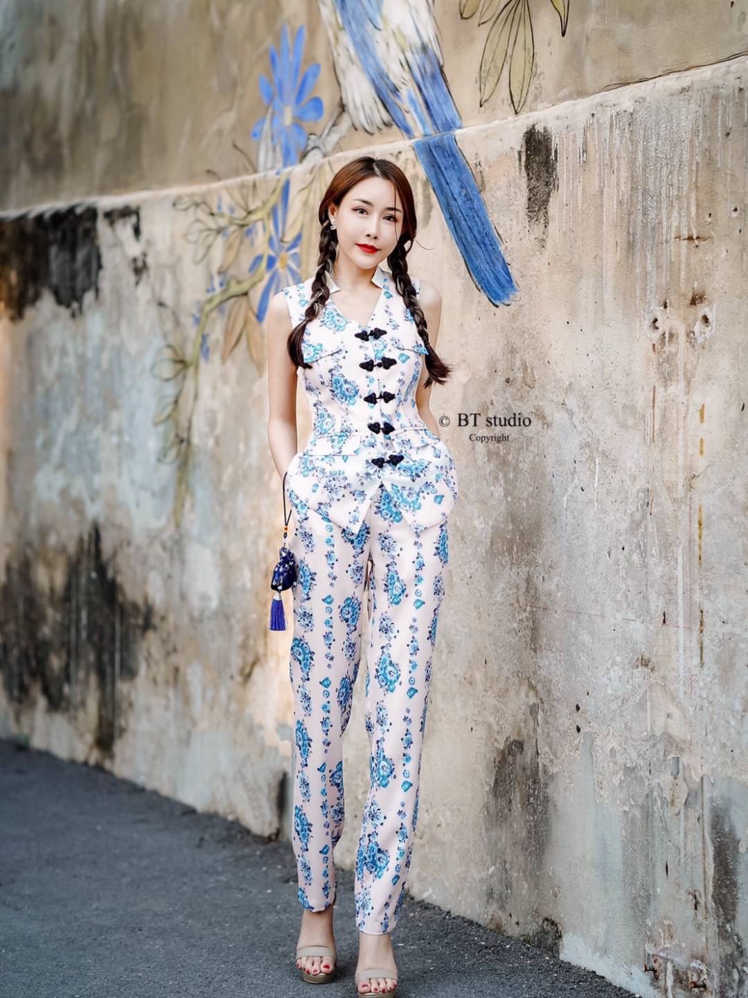 DETAIL : เซทเสื้อแขนกุด แต่งกระดุมจีน งานผ้าพิมพ์ลายคมชัดทั้งชุด สีคุมโทนโอรสพีช ๆ หวาน ๆ ตัดด้วยลายสีฟ้า ตัดแทบขาวที่ปก และปลายเสื้อ เนื้อผ้าและคัตติ๊งเป๊ะ งานสวย หรู ดูผู้ดี ดูแพงม๊ากจ้า