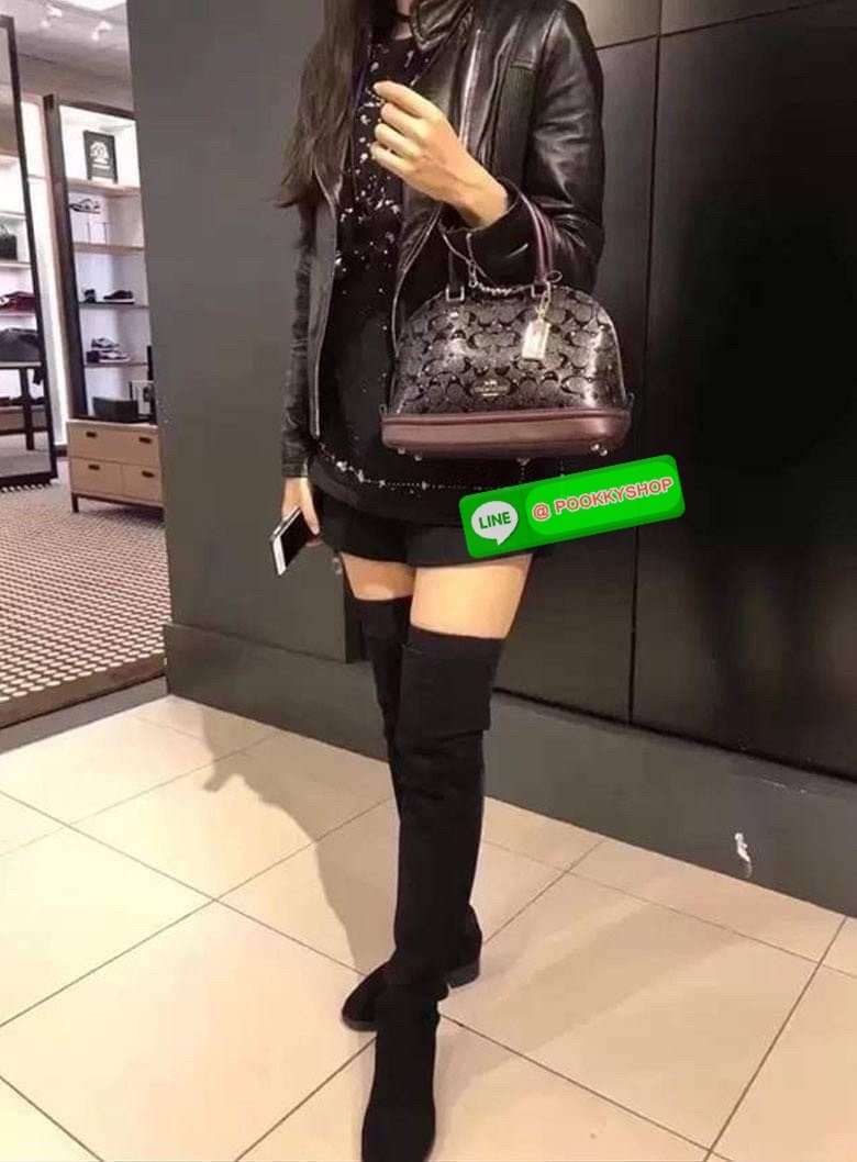 Coach MINI SIERRA SATCHEL IN SIGNATURE DEBOSSED PATENT LEATHER (COACH F55450) หนังกรวดและหนังสิทธิบัตร ด้านในมีซิปและกระเป๋าเอนกประสงค์ ปิดด้วยซิป ซับในด้วยผ้า หูหิ้วพร้อมสายสะพายยาว 3 1/2" สายสะพายถอดได้ขนาด 21 1/2" สำหรับสะพายไหล่หรือสะพายครอส