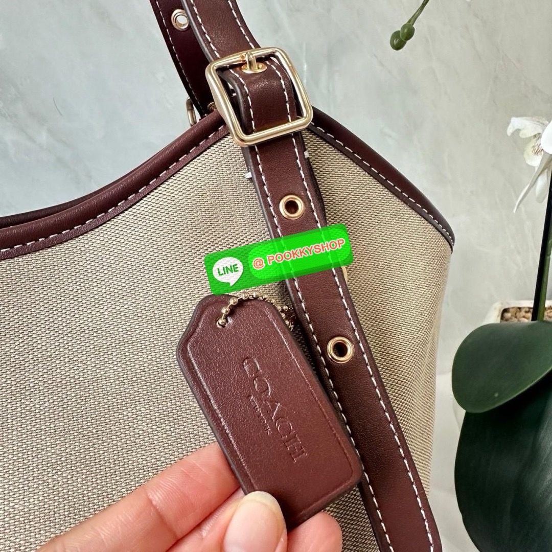 COACH CR167 MEADOW SHOULDER BAG 🔖กระเป๋าถือคอลเลคชั่นใหม่ ใบใหญ่ตอบโจทย์คนสัมภาระเยอะ 🔖วัสดุ: ผ้าแคนวาสตัดขอบหนังแท้ 🔖เปิด-ปิดด้วยซิป 🔖ภายในโล่งใส่ของได้เยอะมาก มีช่องซิป1ช่อง ช่องใส่ของจุกจิก1ช่อง 🔖ด้านหลังมีช่องซิ
