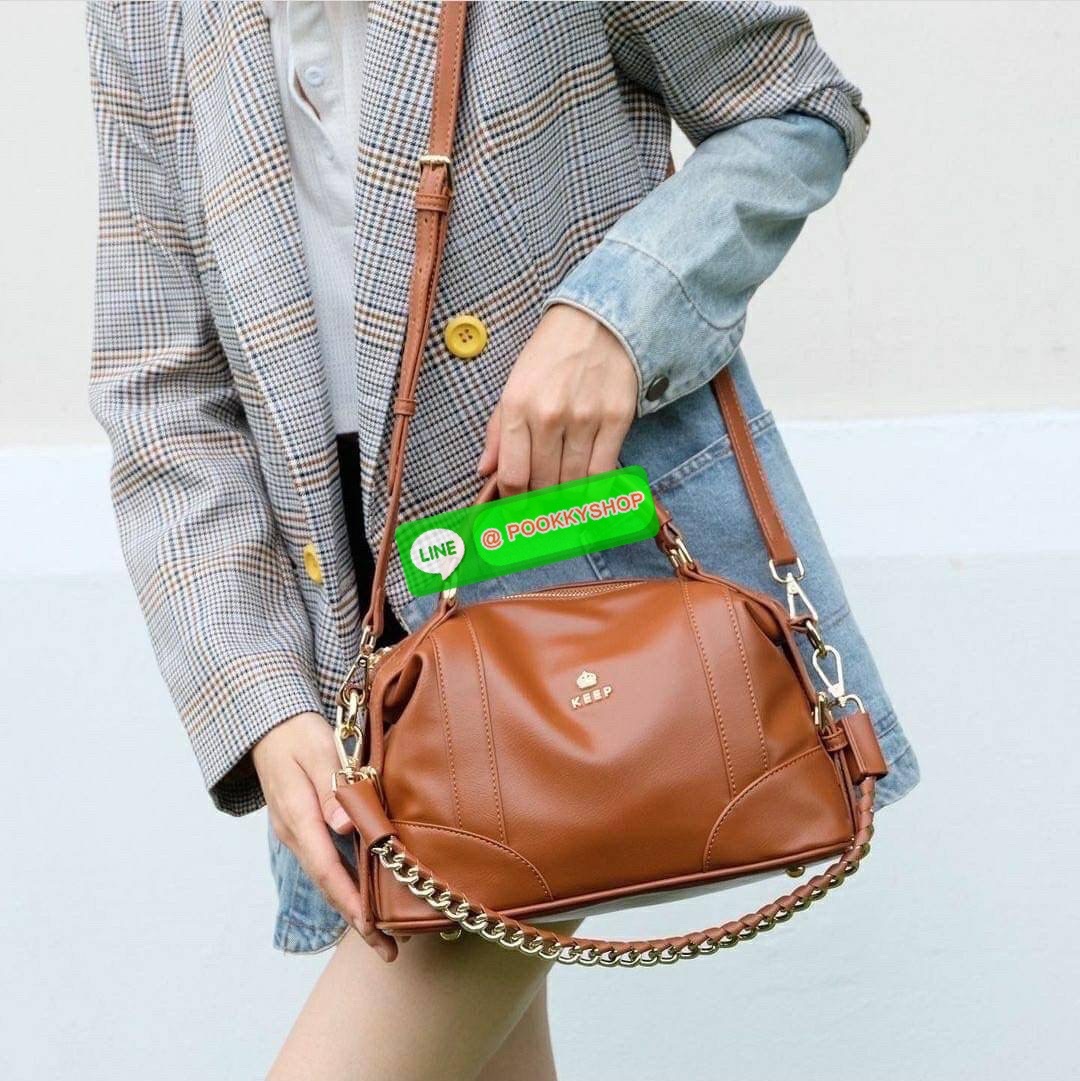 รุ่นขายดีเข้าเพิ่มนะคะ KEEP รุ่น ‘ Ella ‘ bag ทรง Pillow ( ทรงหมอน ) ที่สาวๆ ถามหา กลับมาแล้วค่า พร้อมฟังก์ชันจัดเต็มเหมือนเดิม ใบนี้ size M ใส่ กระเป๋าสตางค์ยาวได้ ใส่ไอแพดได้ ใครต้องการกระเป๋าที่ใช้ได้ทุกวัน ใส่ของครบ แอดมินแนะนำใบนี้เลยค่า สวย คุ้มแน่น