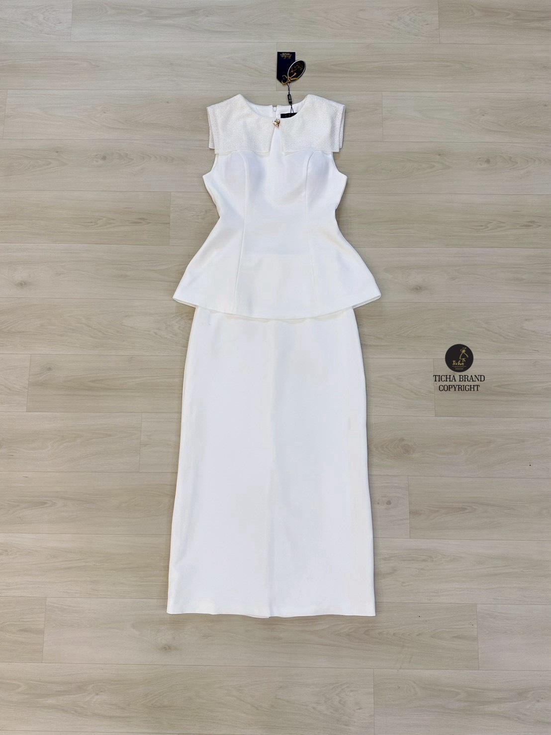 ชุดเซทแฟชั่นSet 2 ชิ้น เสื้อ+ กระโปรงยาว เสื้อแขนกุดสีขาวมีปกเสื้อแบบมีเท็กซ์เจอร์และแต่งอ่ะไหล่สีทอง