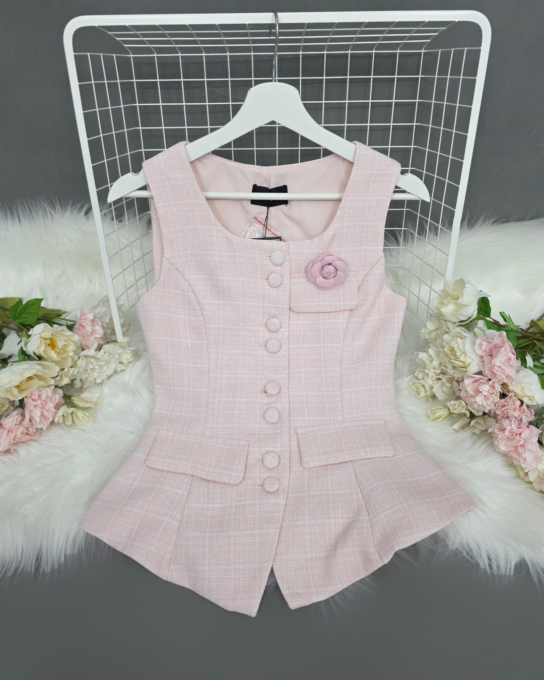 เสื้อแฟชั่น เสื้อกั๊กแขนกุด ติดกระดุมผ่าหน้า แต่งกระเป๋าและเข็มกลัดดอกไม้