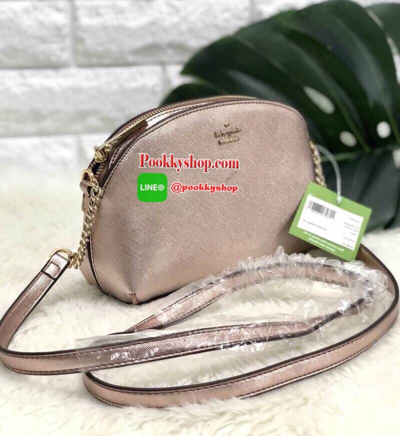 Kate Spade new york Cameron Street Crossbody With Zip Bag พร้อมส่งค่ะ!!! มีพร้อมส่งถึง 9 สีจ้า กระเป๋าสะพายข้างหรือแบบครอสบอดี้ร์ ลายหนังซาฟเฟียโน่ ทรงน่ารัก ใบจริงน่าใช้มากๆค่ะ ด้านหน้าติดโลโก้แบรนด์ มีช่องแม่เหล้กให้ใส่ของหนึ่งช่อง เปิดปิดช่องหลักแบบซิป