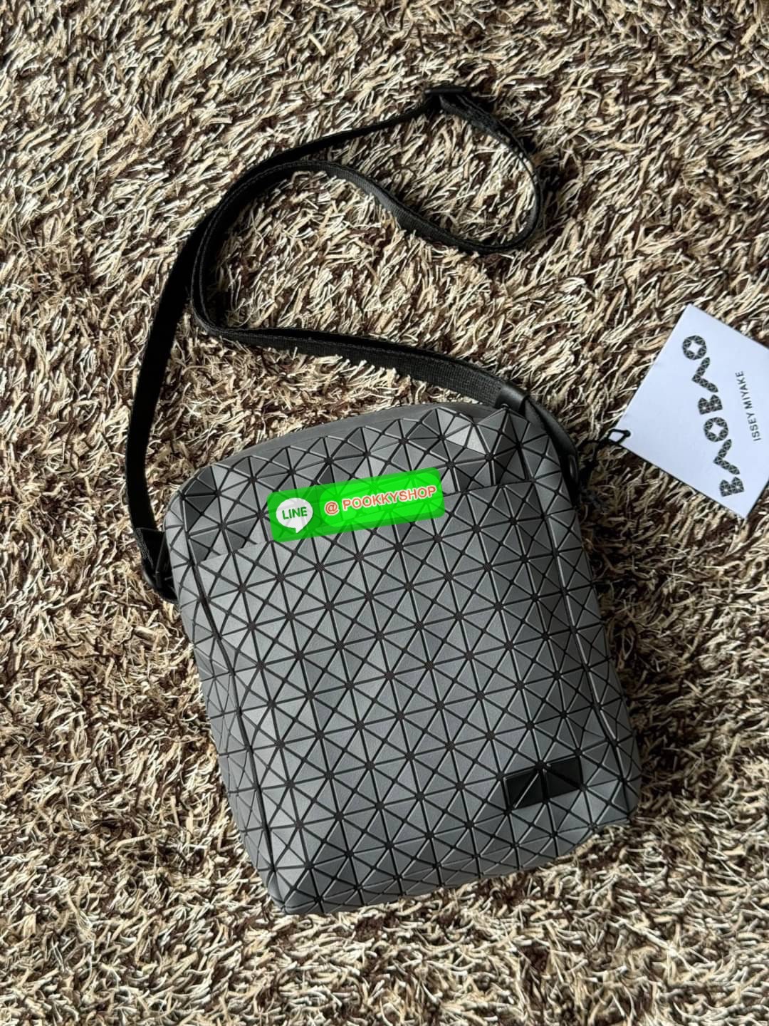 Bao bao issey miyake VOYAGER Shoulder Bag กระเป๋าสะพายข้างใบนี้มีสายสะพายปรับระดับได้ มีซิปเปิดปิดด้านบน และช่องแบบเปิดด้านใน ช่องกระเป๋าด้านนอกปิดด้วยปุ่มแม่เหล็ก มีขนาดที่สะดวกสำหรับเก็บสิ่งของจำเป็นทั้งหมดของคุณ VOYAGER คือเพื่อนร่วมเดินทางที่สมบูรณ์แบ