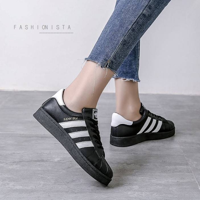 สินค้ามาใหม่ พร้อมส่งเลยจ้า!! Fashion Sneaker ทรง Super Starในตำนาน!! รองเท้าผ้าใบหนังนิ่ม วัสดุ pu เนื้อหนาคุณภาพดี ดีไซน์เรียบเก๋ แต่งแถบหนังด้านข้างสวยโฉบเฉี่ยวสไตล์งานแบรนด์ พื้นยาง 1นิ้ว ยึดเกาะเยี่ยมเดินไม่ลื่น ทรงแน่นงานดีมากใส่สบายนิ่มเท้า ใช้งานย