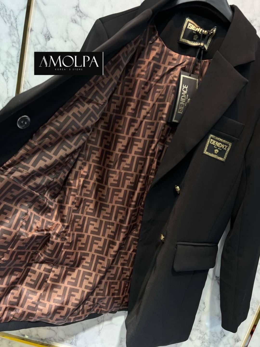 พร้อมส่ง!!! มาต่อที่ สูท BLAZER งาน FENDIxVERSACE BLAZER ผ้านางดีเริ่ดดด ซับในอย่างดี ใส่แล้วต๊าซมาก สวยหรู ไฮโซ อย่าลืมจัด นะคะ งานดีมากกก ผ้าหนักกคุ้มราคาสุดๆ !! !! งานสวยงานดีต้องแบรนด์AMOLPA เท่านั้น !!