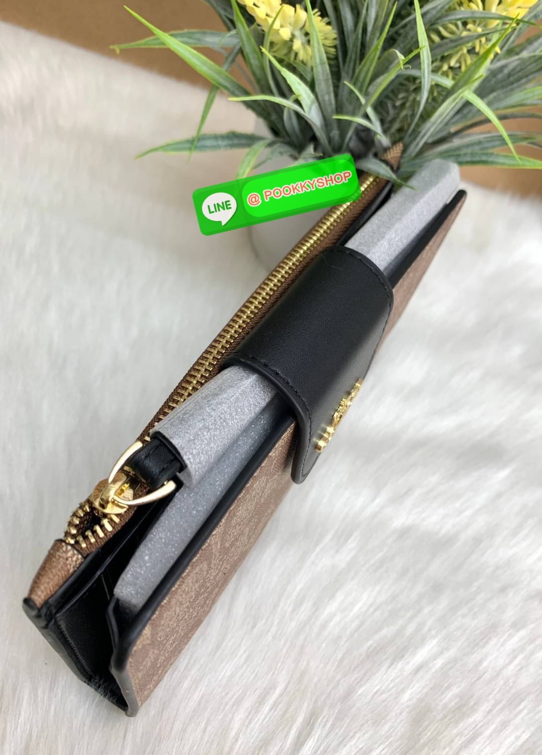 COACH TECH WALLET IN COLORBLOCK SIGNATURE ((C2874)) ✔️กระเป๋าเงินใบยาว หนังแท้ พร้อมสายคล้องมือในตัวค่ะ ✔️เปิดปิดด้านหน้าแบบฝากระดุม ภายในมีช่องใส่ธนบัตร2ช่อง ;สามารถใส่มือถือ iphone 10 xs max ได้เลยค่ะ ✔️มีช่องเสียบธนบัตร7ช่อง;พร้อมช