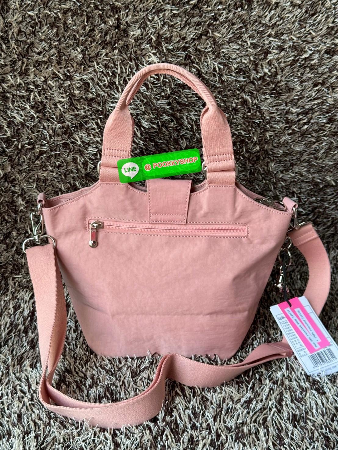 Kipling RECICELY S กระเป๋าสะพายข้างขนาดเล็กของ Kipling Recicely รุ่นนี้เหมาะอย่างยิ่งสําหรับการสวมใส่ในชีวิตประจําวันด้วยกระเป๋าซิปด้านในและกระเป๋าซิปด้านหลัง นอกจากนี้ยังมีสายปรับได้และถอดออกได้ ดังนั้นคุณสามารถ ใช้งานได้หลายรูปแบบ มีDetail โลโก้ ด้านหน้