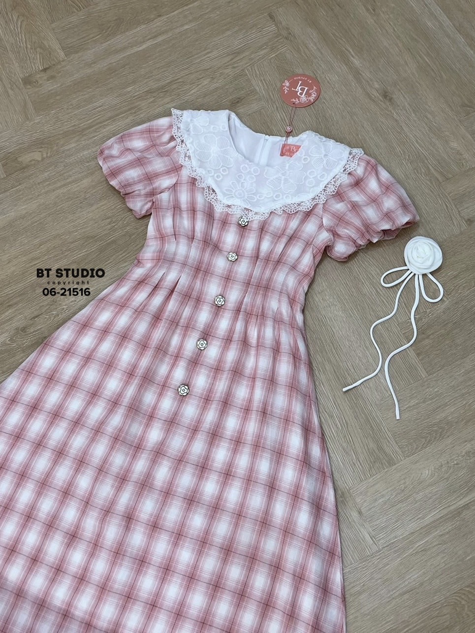 เดรสแฟชั่น เดรสยาวลายสก็อตแขนตุ๊กตา คอปกปักลายลูกไม้งานสวยมาก