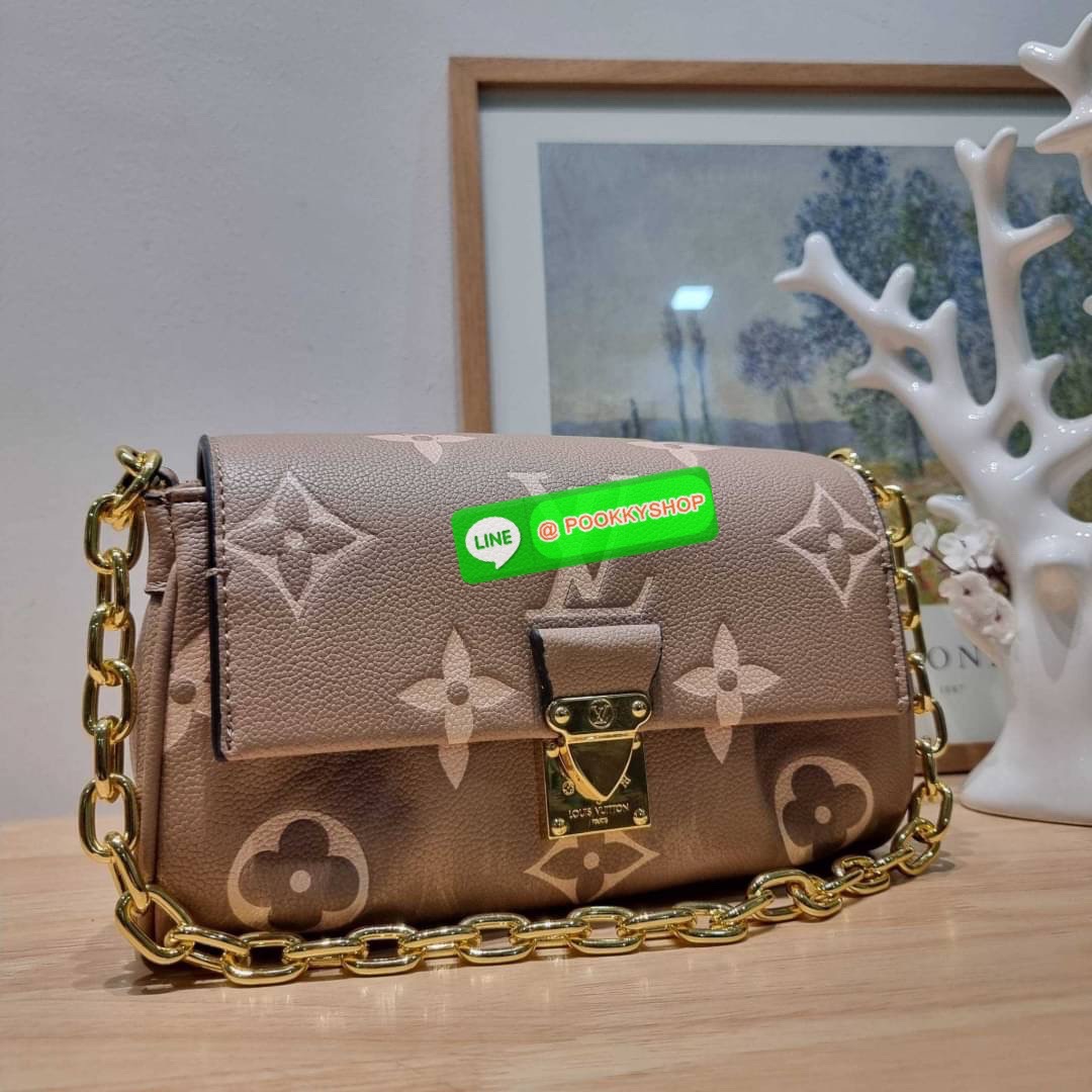 New in กระเป๋าสะพายคอลใหม่ล่าสุด สวยหรู ดูแพง ดีไซน์รูปทรงออกมาให้ใช้งานได้ง่าย เปิด-ปิดด้วยอะไหล่แม่เหล็ก ภายในโล่งกว้าง ใส่ของสำคัญได้ครบ มาพร้อมสายสะพายถึง 2 แบบ สายโซ่สะพายไหล่อัพความหรู และสายหนังที่ปรับยาวสั้นได้ สะพายข้างชิลๆก็ดูดี จัดให้พร้อมเสิร์