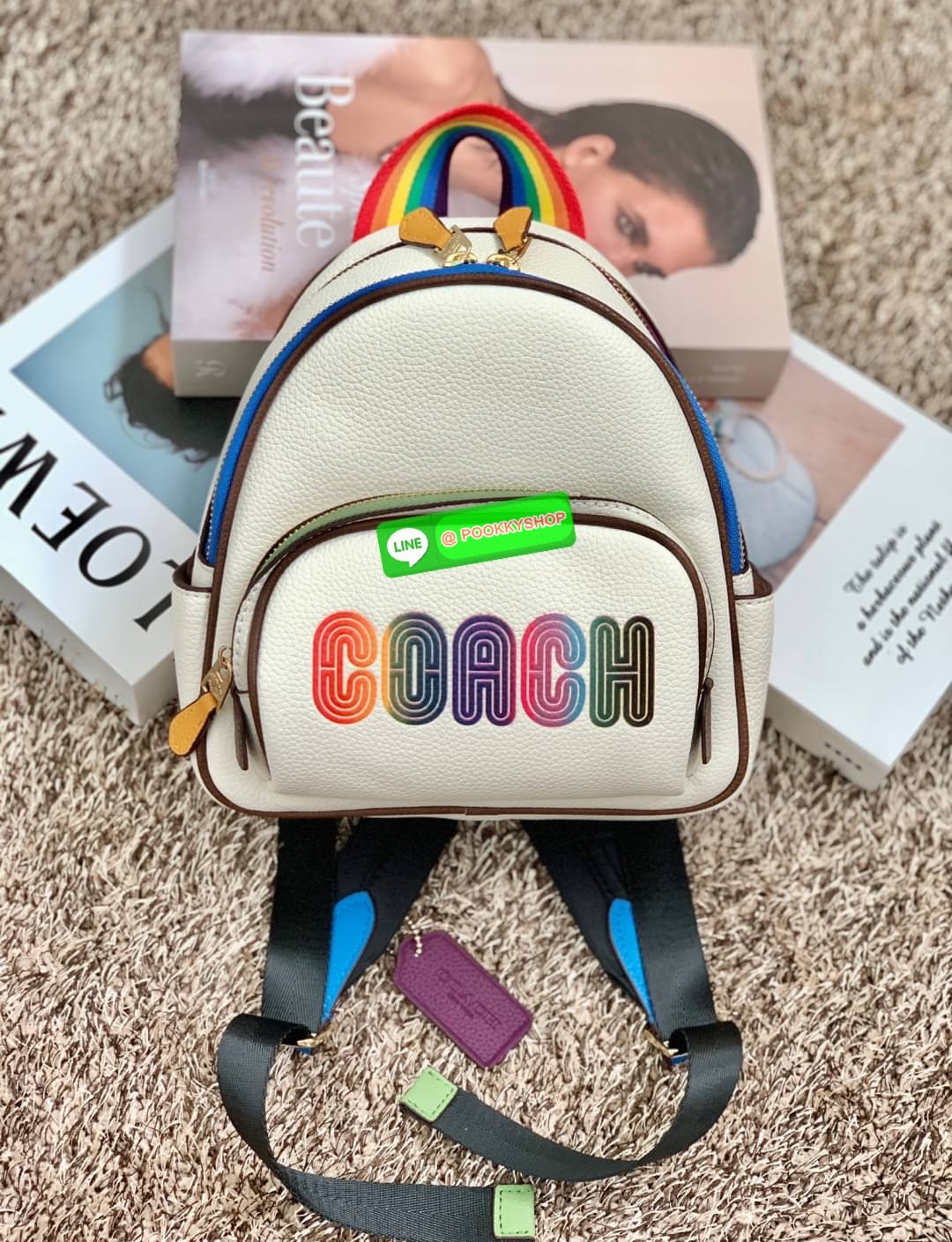 COACH MINI COURT BACKPACK WITH RAINBOW COACH ((CA624)) 🌈ต่อกันเลย สวยกันก่อน วางน้องไม่ลงเลยจริงๆค่าา😍 พร้อมส่ง! ยังไม่เข้าไทย กับกระเป๋าสะพายหลังแบบมีหูหิ้วในตัว บอกก่อนเลยว่าหนังของน้องทั้งนิ่ม ทั้งสวย อย่างดีเลยค่ะ