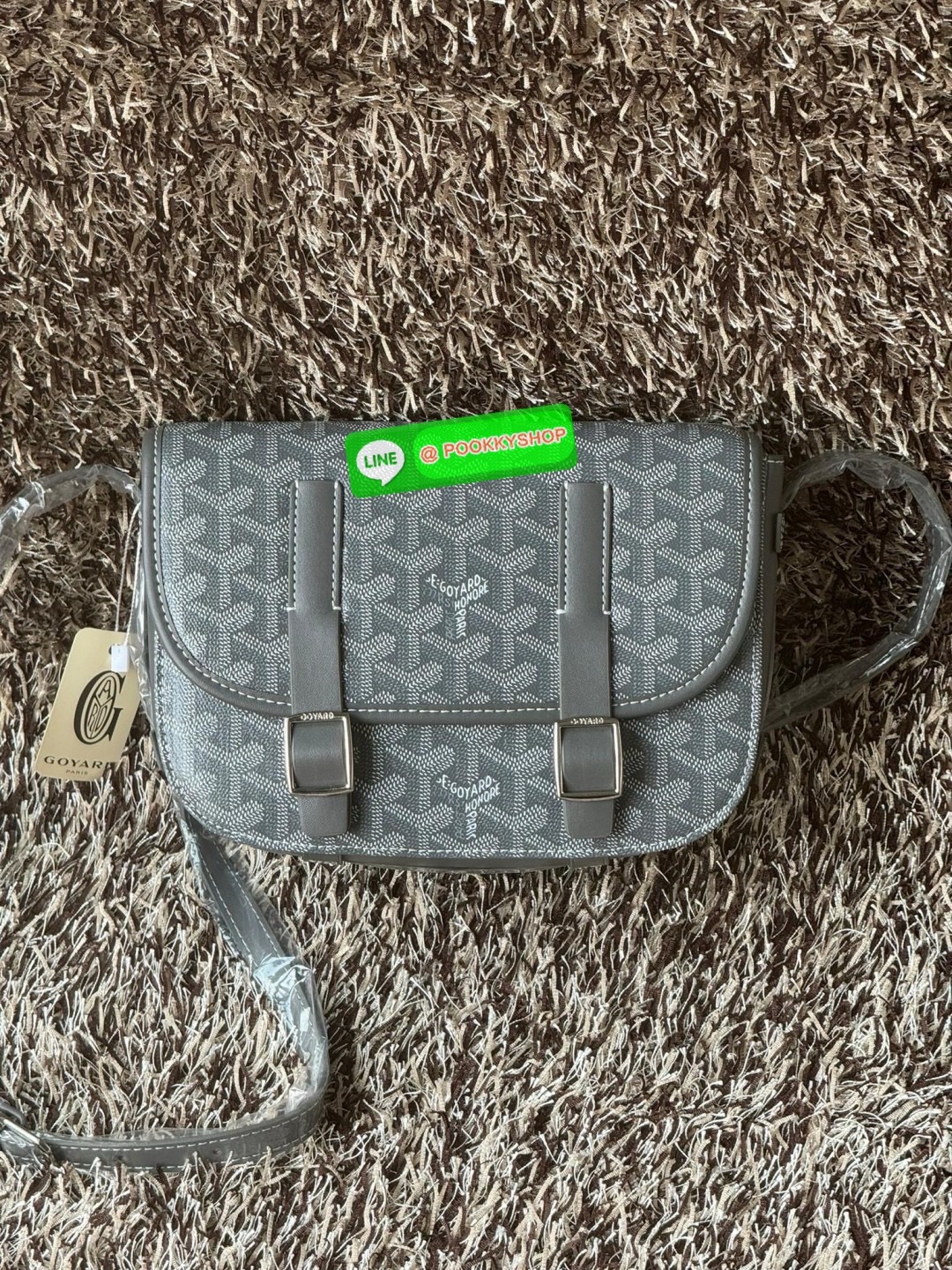 Goyard Belvedere Messenger ถูกออกแบบให้มีน้ำหนักเบาเพื่อความคล่องตัวสามารถใส่สิ่งของ ได้อย่างสบายและถือได้ว่าเหมาะอย่างยิ่ง สำหรับการใส่หลากหลายโอกาสด้วยสายสะพายแบบสะพายข้าง และฝาปิดกระเป๋าทั้งสองฝั่งที่แน่นหนา และยังมีการเพิ่มลูกเล่นด้วย ช่องใส่ของทางด้า