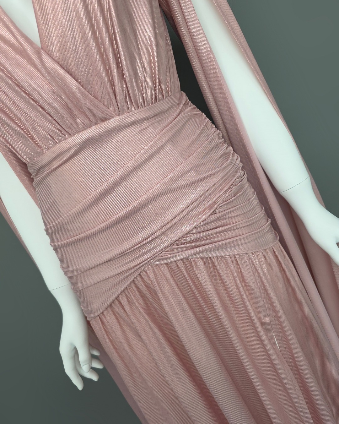 เดรสแฟชั่น แม็กซี่เดรสเสื้อคอวีป้าย แขนยาวเป็นผ้าคลุมในตัว กระโปรงเข้ารูปตรงสะโพก ผ่าหน้าขา ชายกระโปรงบาน