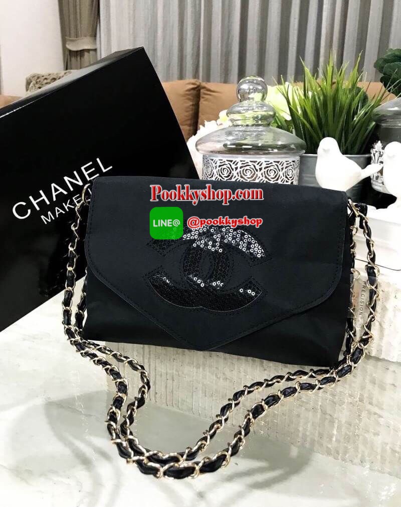 ห้ามพลาดรุ่นใหม่ล่าสุด! Chanel Envelope Cosmetic Bag With Chain VIP Gift With Purchase (GWP) พรีเมี่ยมเเท้จาก Chanel Cosmetic Counter ดีไซน์รูปซองจดหมายวัสดุ Nylon&Polyester 100% อยู่ทรงสวยด้านหน้าประดับโลโก้แบรนด์วิ้งๆสวยหรูดูดี เปิดปิดด้วยฝาปิดพร้อมซิปแ
