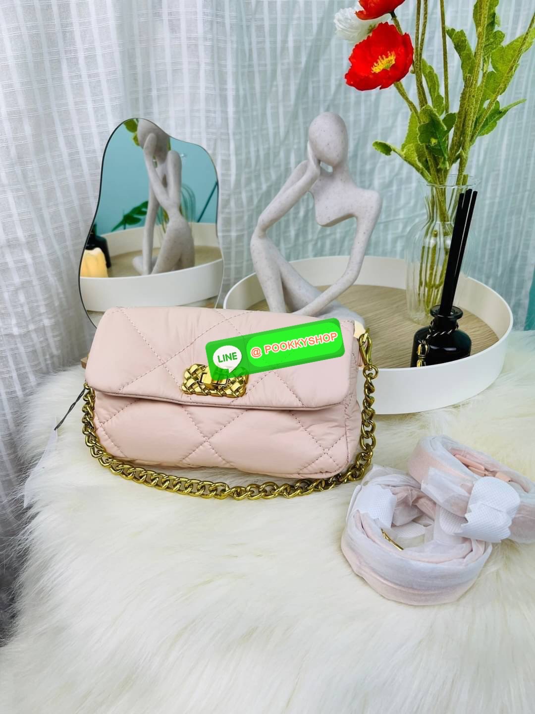 Charles & Keith Puffy Metallic Turn-Lock Crossbody Bag กระเป๋าใบมินิสีสันสดใส สะพายได้หลายแบบ เพิ่มความสดใสให้กับลุคของคุณด้วยกระเป๋าสะพายข้างทรงคลาสสิก มีสายคล้องแขนถอดสายได้ เปิดปิดแบบตัวหมุนล็อก ใส่ iPhone pro max ได้พร้อมกระเป๋าเงินใบเล็ก กุญแจรถ เป็น