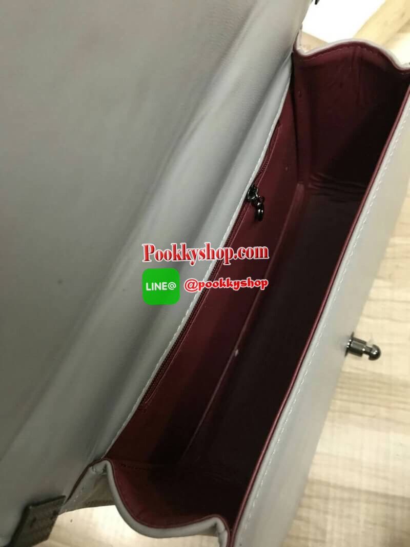 ZARA (Basic) shoulder bag :รีออเดอร์รุ่นขายดีฝุด กระเป๋าทรง Look like chanel ทรงกล่อง ตั้งอยู่ทรง ตัวกระเป๋าหนัง PU สวยเงา สายสะพายโซ่ต่อหนัง ความยาว 120cm ปรับได้3ระดับ ด้านหน้าแต่งขอบโซ่ถักหนัง เย็บลายแทยงทั้งหน้าและหลัง ภายในมีช่องใหญ่และช่องซิป2ช่อง ม