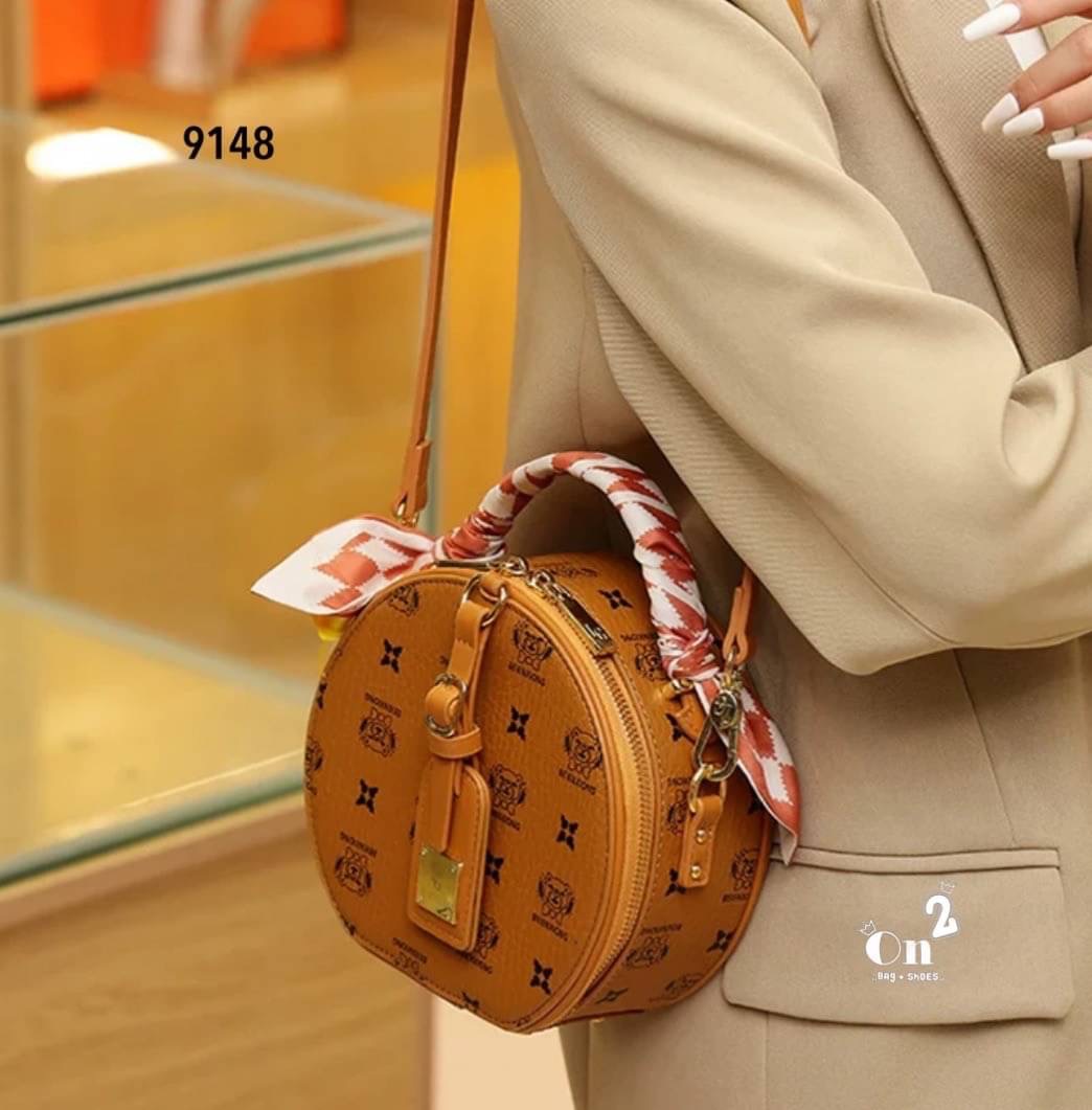 NEW-IN🤎🤎ใบนี้น่ารักมากค่ะ มาใหม่ทรงกลม งานคุณภาพเช่นเคย มาพร้อมสายยาวครอสบอดี้ พกใบเดียวจบ แนะนำเลยค่า✨