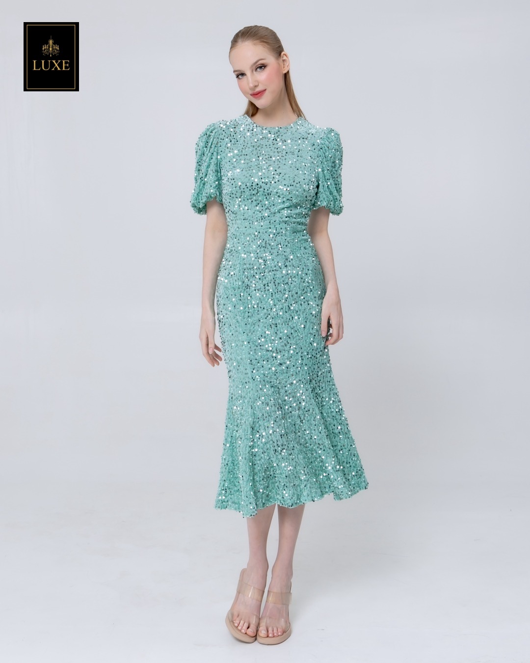 เดรสเสื้อคอกลม แขนสั้นปลายแขนพอง ชายกระโปรงบานเล็กน้อย